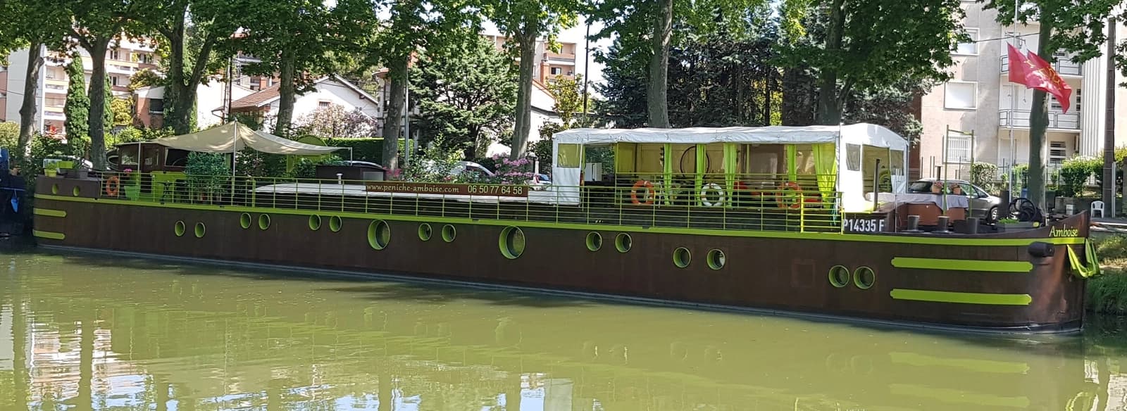 Comedor en Magnífica barcaza con diseño elegante y gran comodidad. - 1