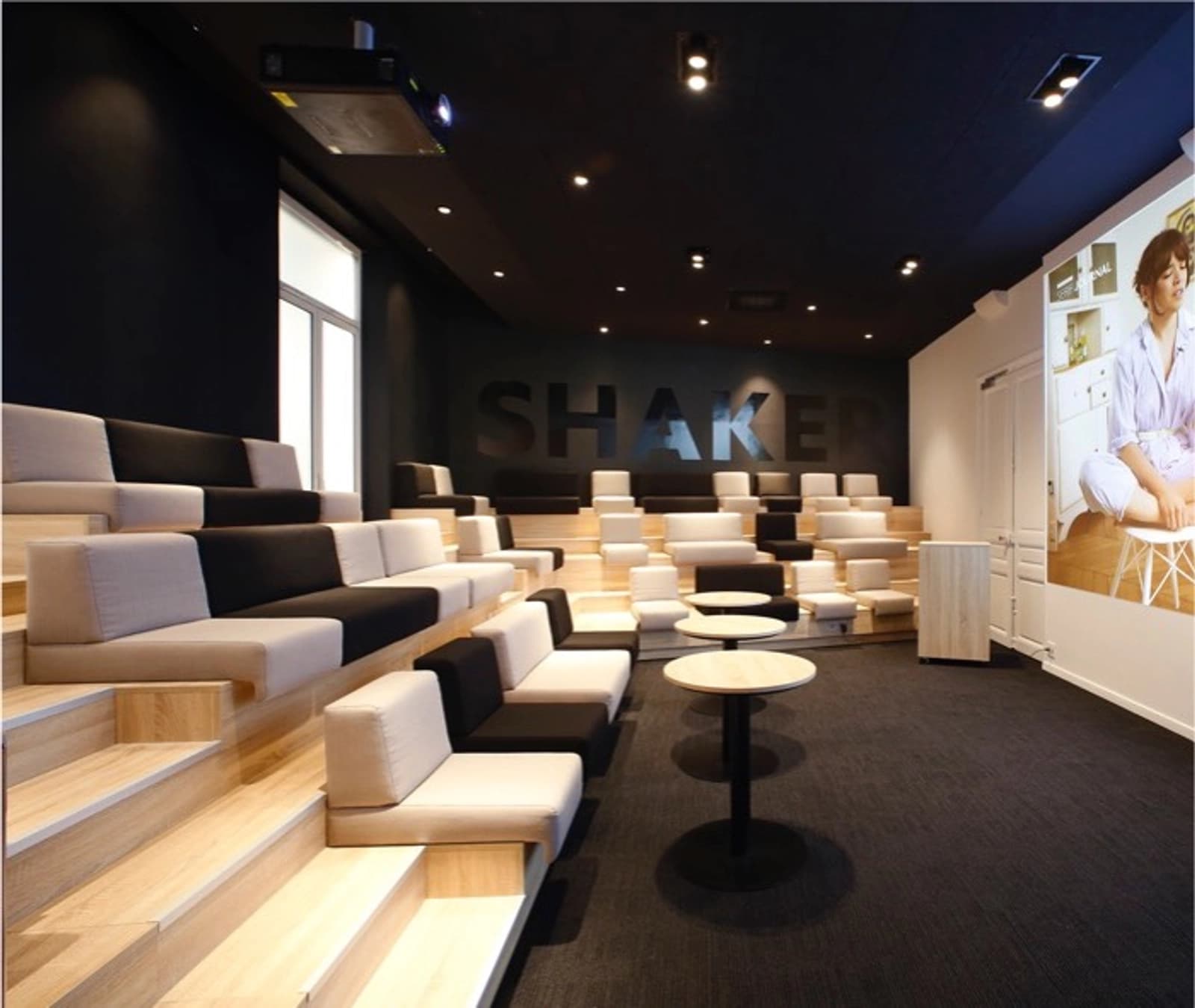 Studio avec plateau TV et équipement pour webcast