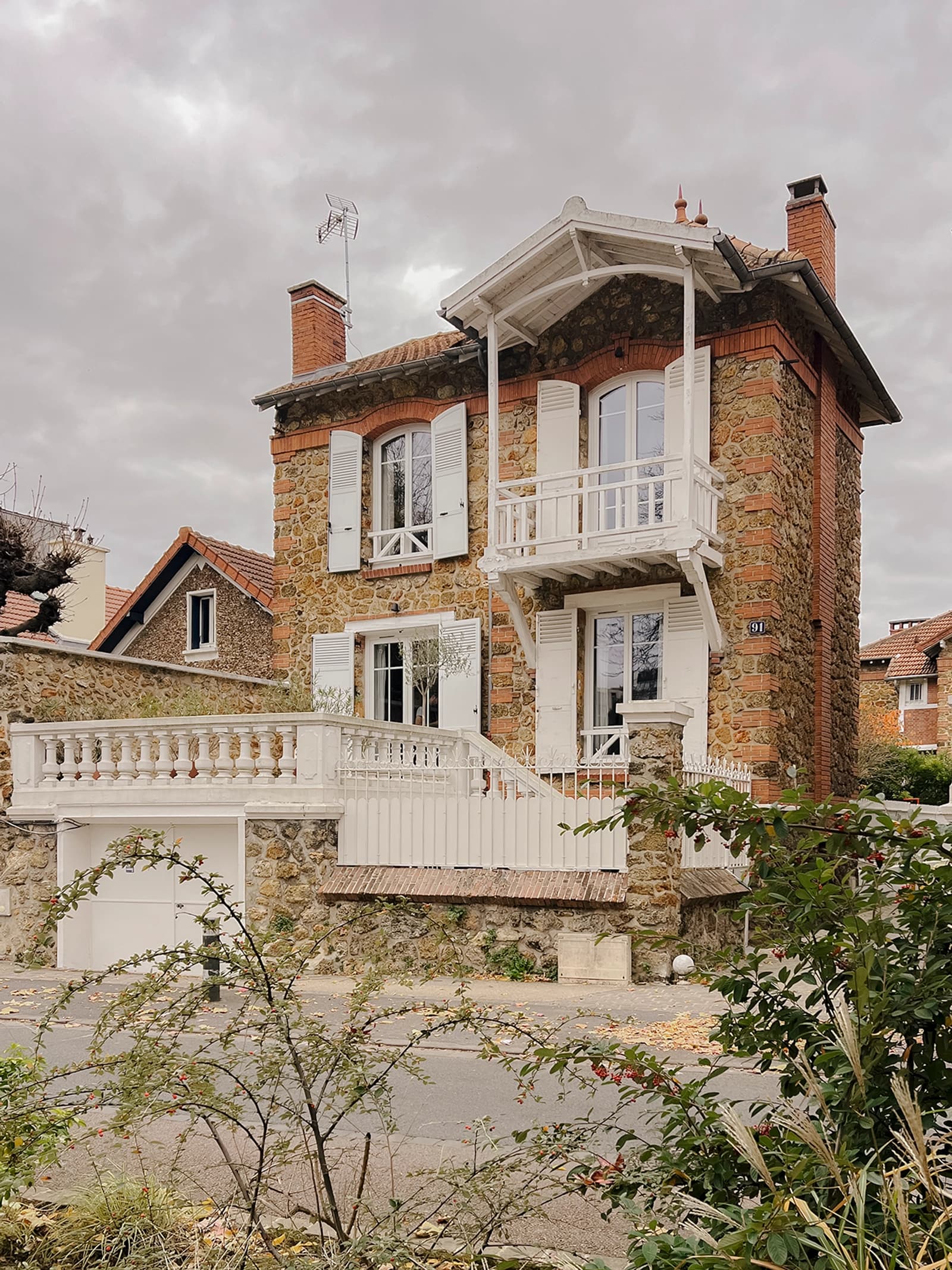 Space Contemporary meulière-style house - 0