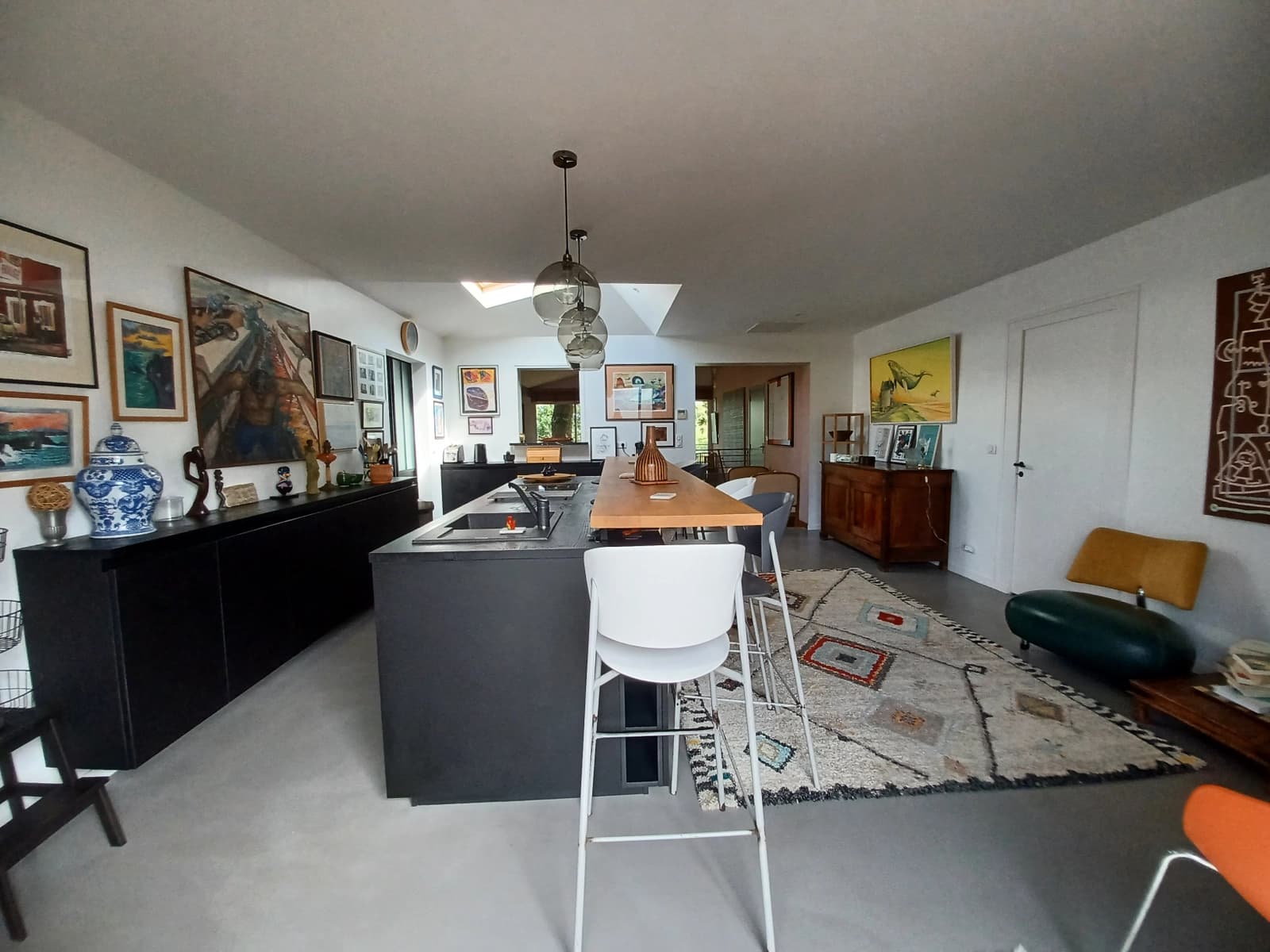 Comedor en Residencia única con vista a un océano de vegetación. - 1