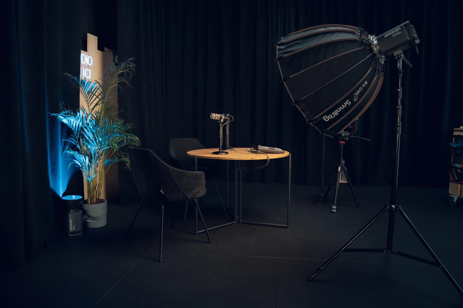 Espace Studio professionnel avec cyclorama blanc et plateau modulable - 1