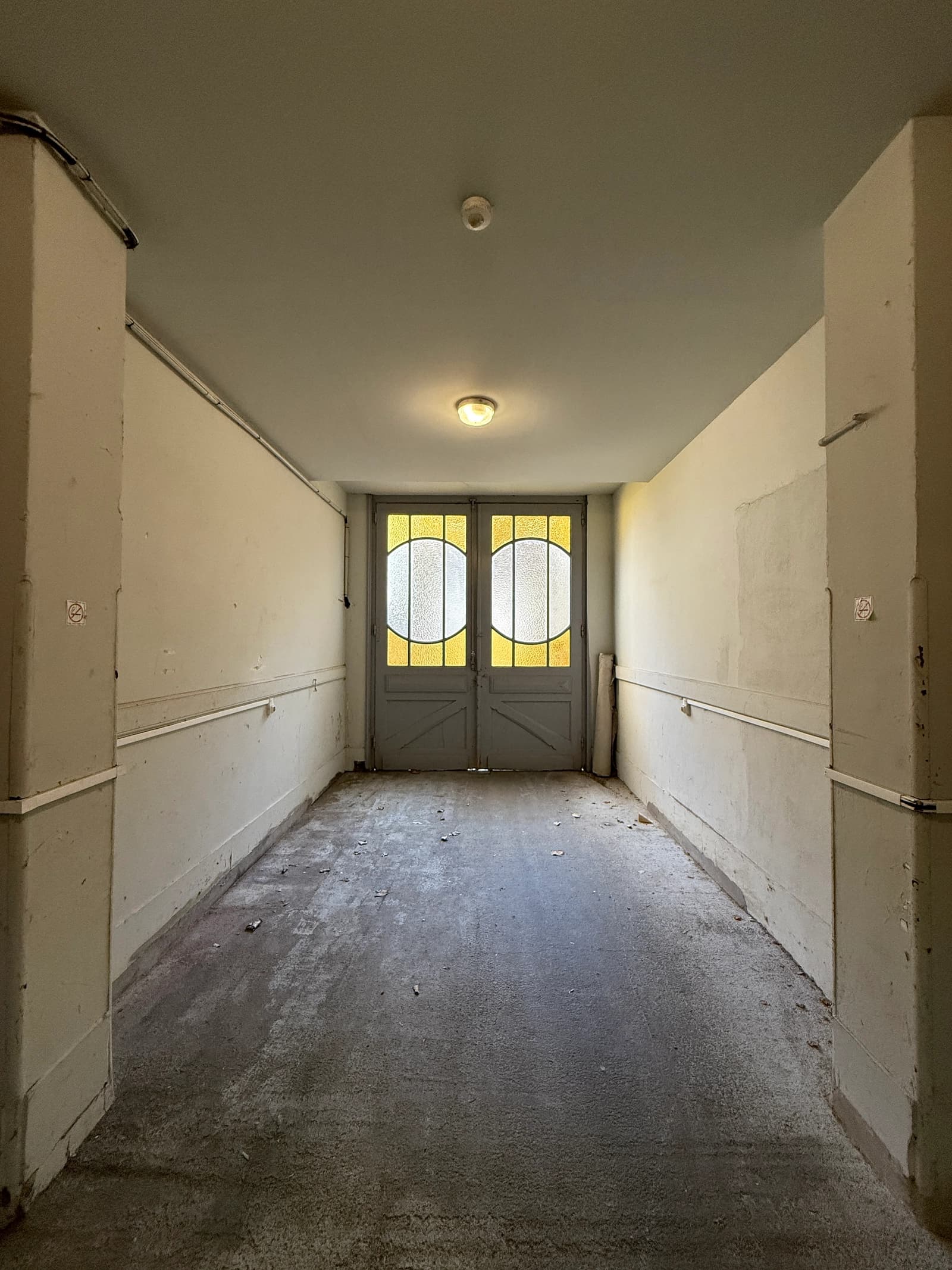 Space Raw white hangar, warehouse-style - 1