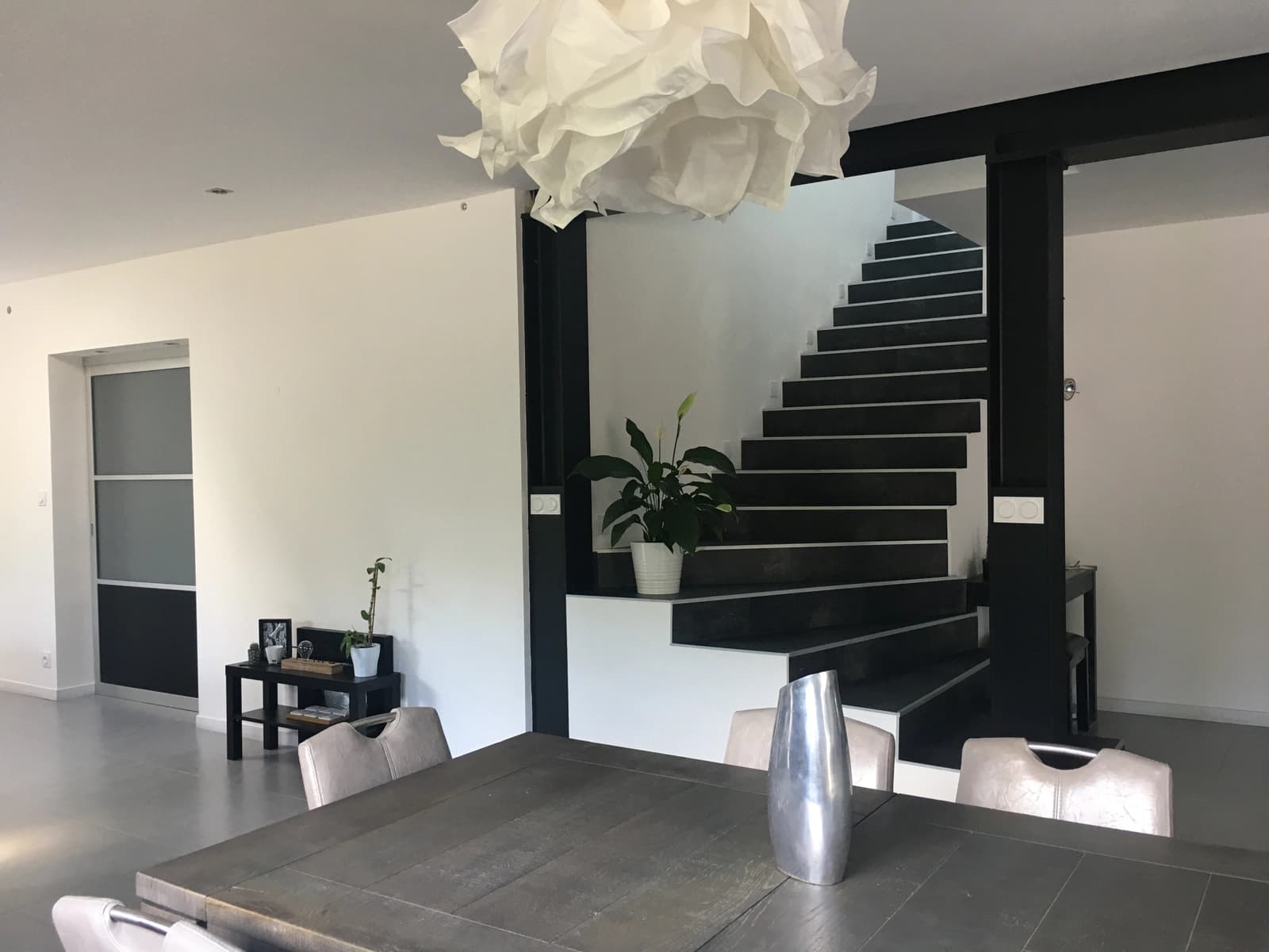 Espacio agradable, luminoso y perfectamente amueblado.
