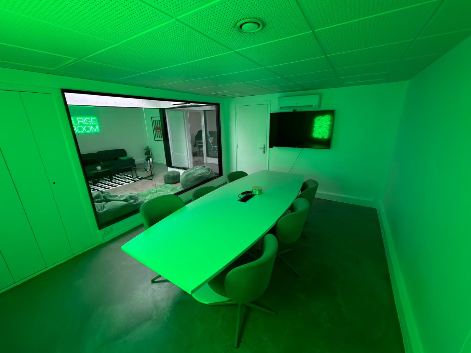 Space Equipped Green Meeting Room - 3