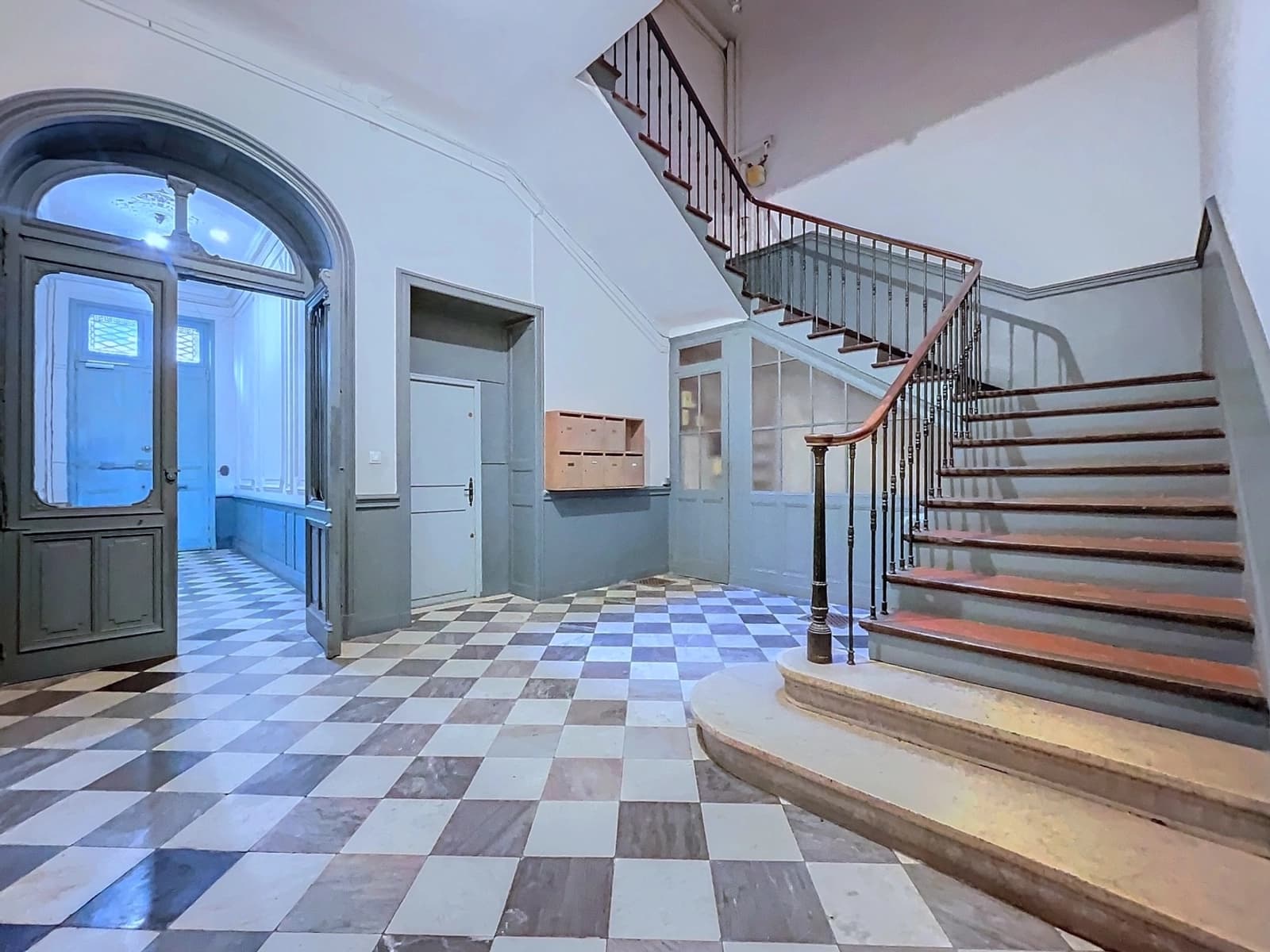 Space Magnificent Haussmann-style apartment, renovated, empty, in a former private mansion - 3