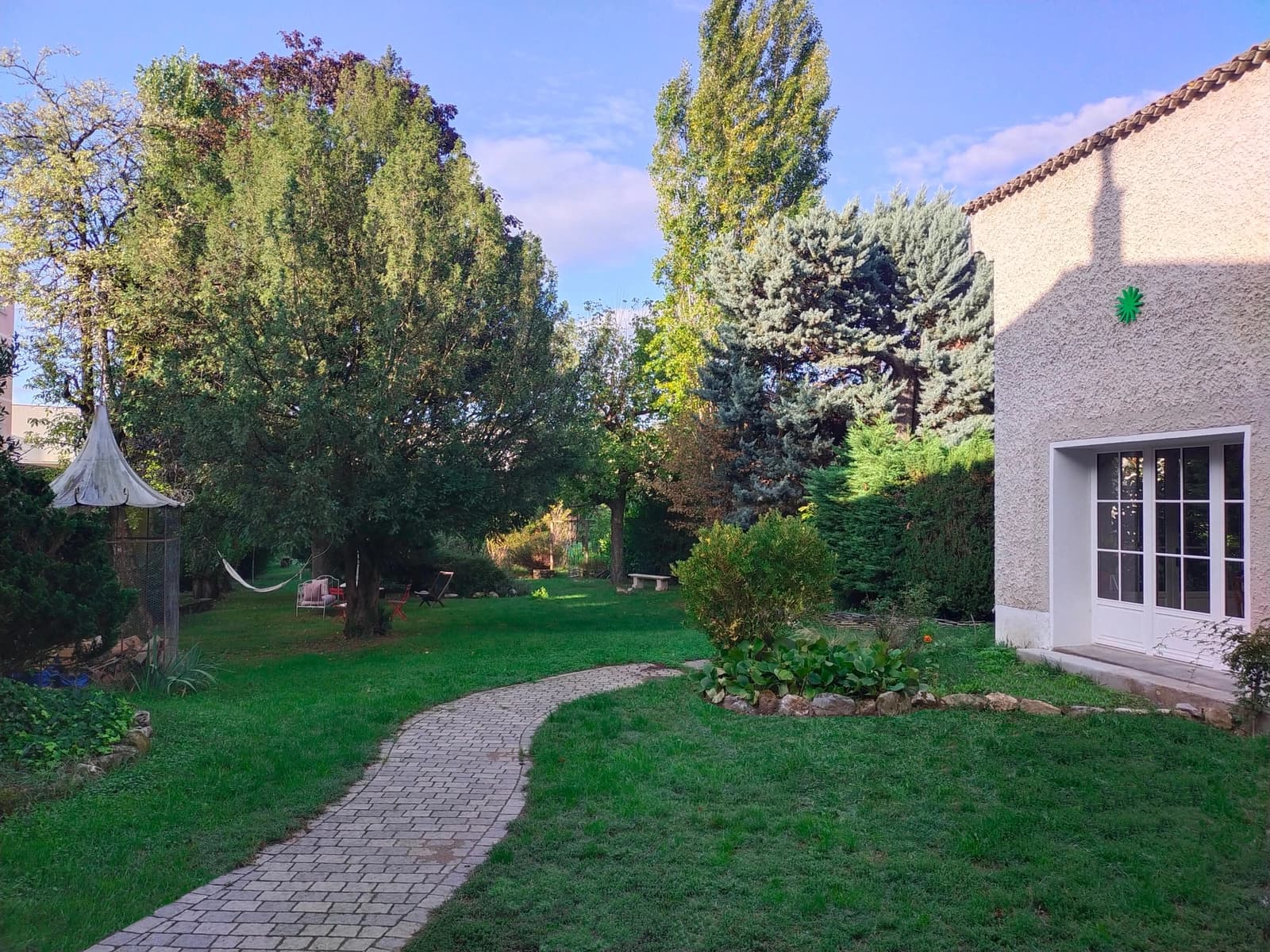 Residencia restaurada del siglo XIX con su jardín paisajístico
