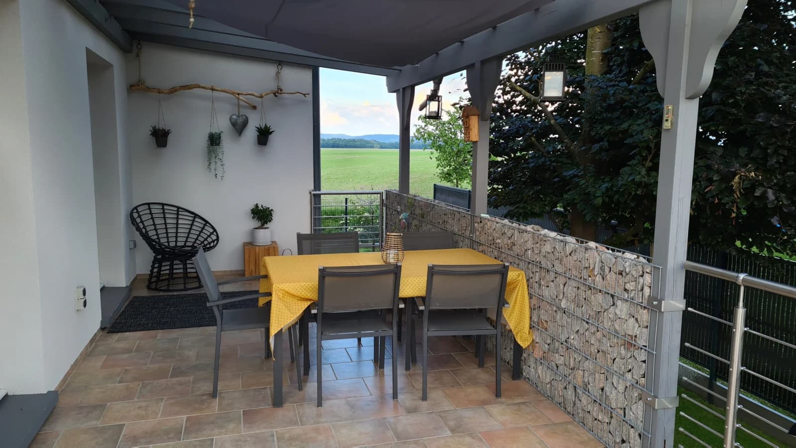 Comedor en Residencia tranquila con un hermoso y bien cuidado espacio al aire libre. - 1