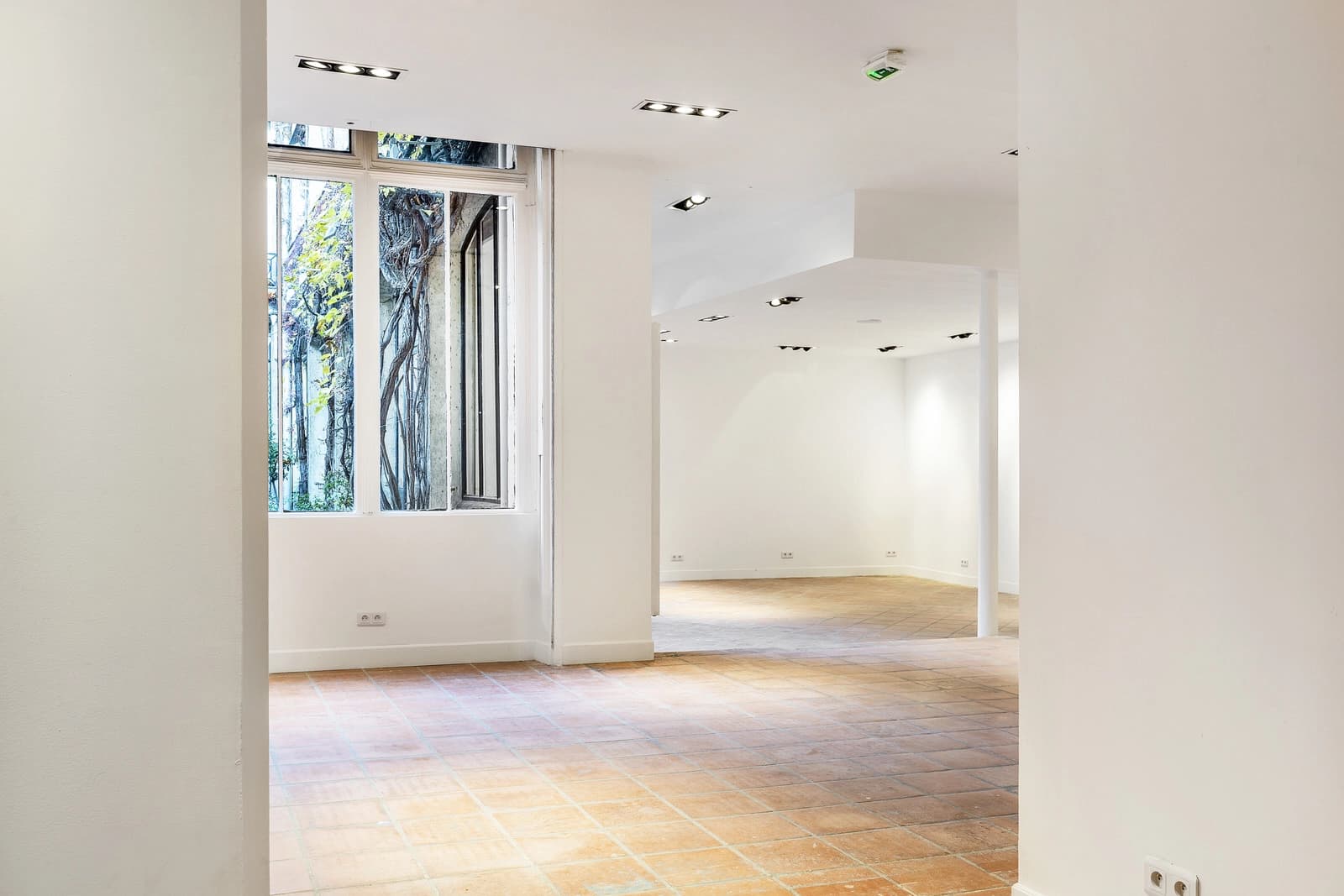Living room in Large atypical art gallery - 1