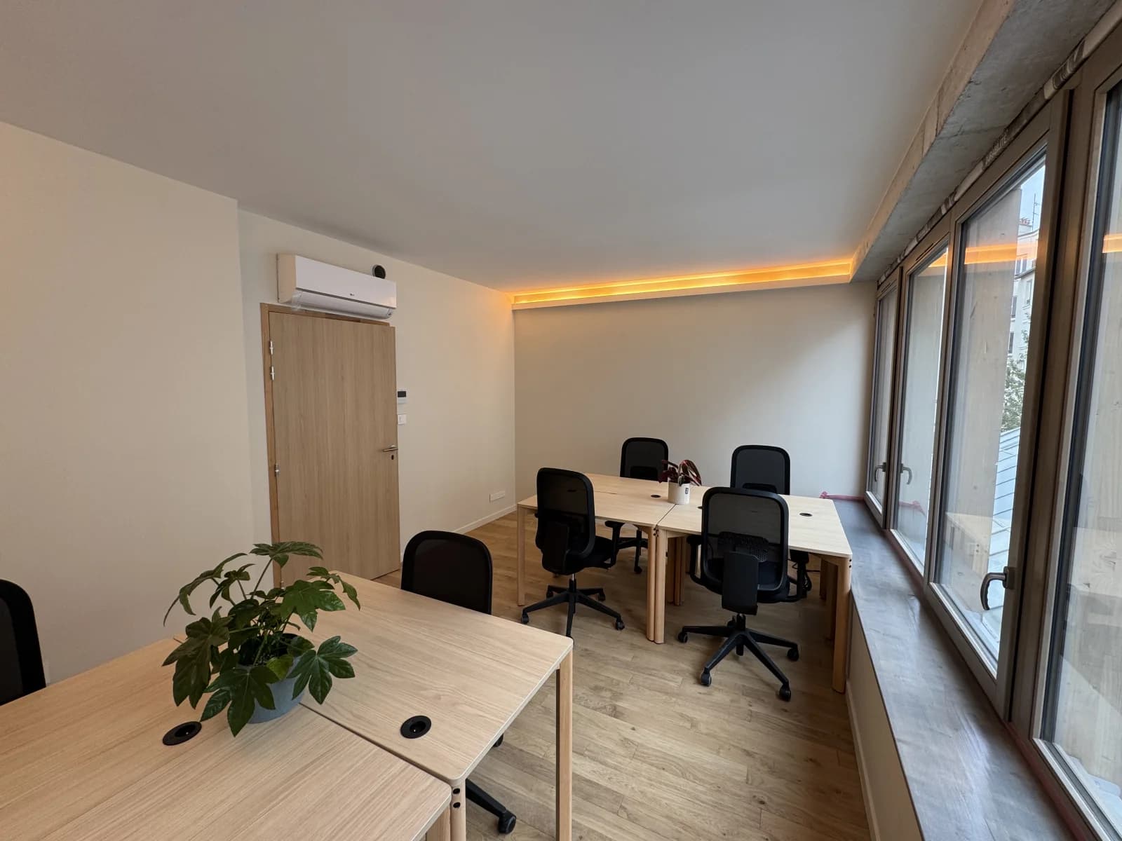 Space Offices with a large glass roof bathed in light - 4