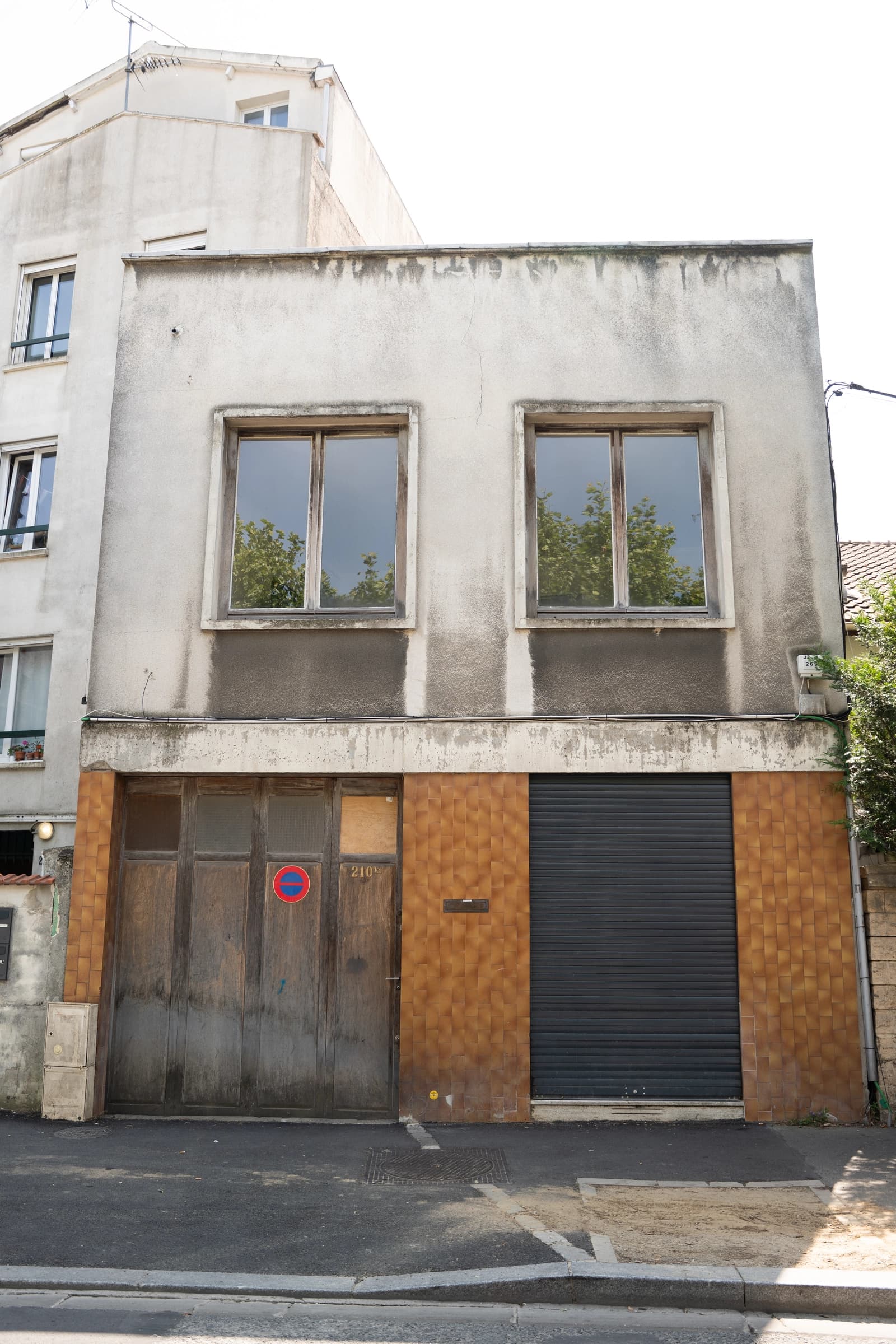 Espace Maison dans le style des années 50 avec un atelier industriel rustique dans l’esprit loft créatif - 4