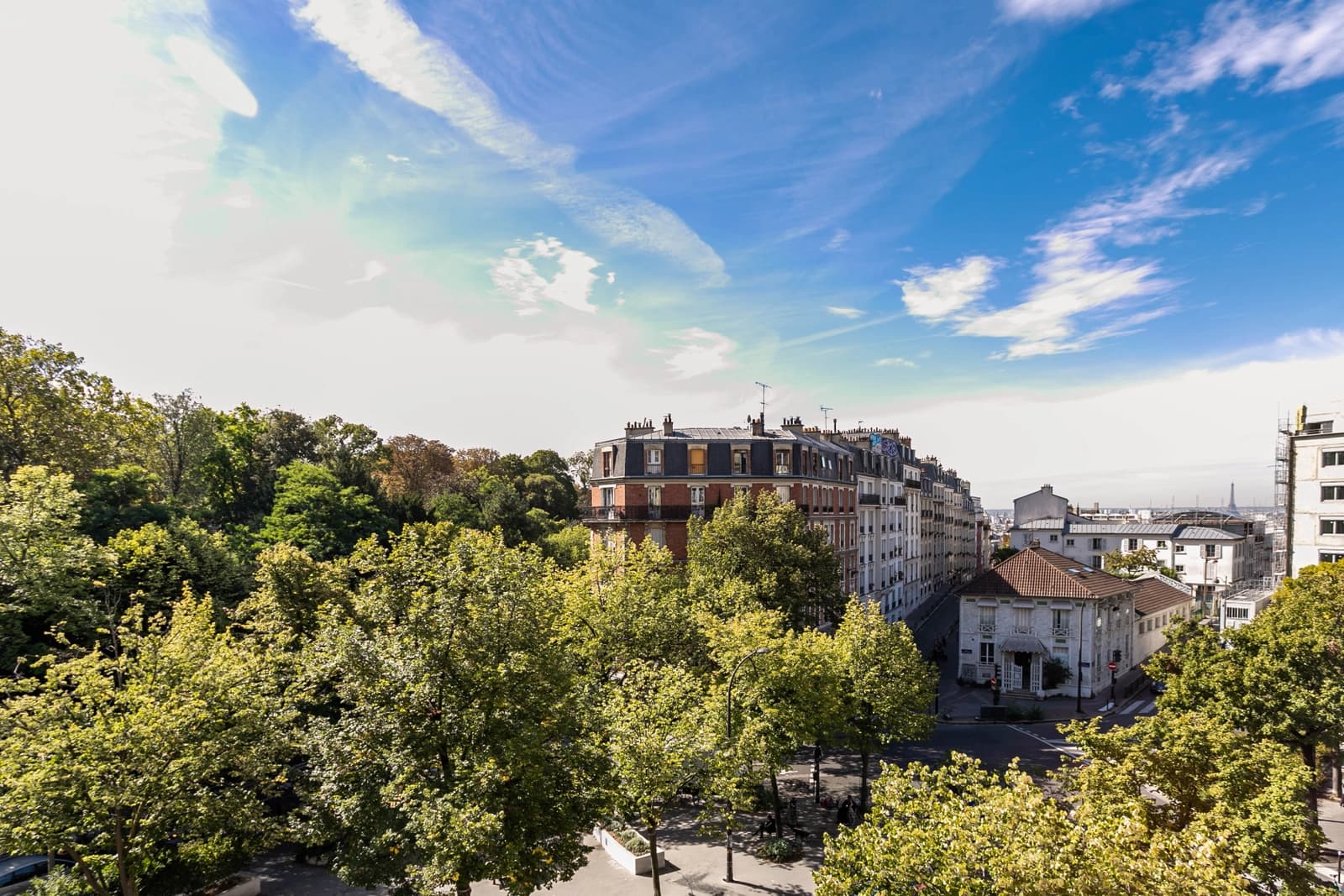 Meeting room in Cosy apartment overlooking verdant park & Paris - 1