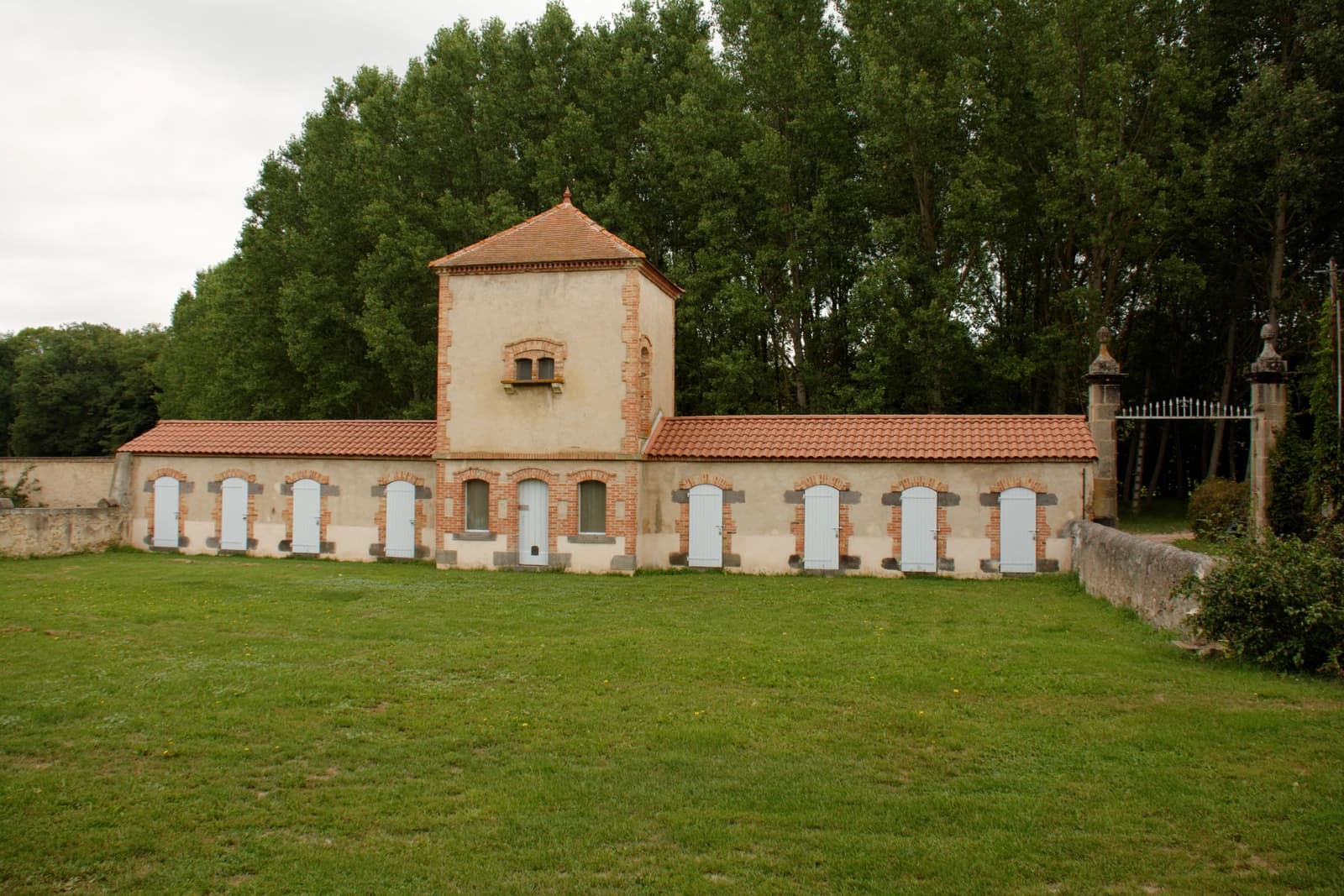 Space Classic-style château in Puy-de-Dôme for exterior filming, photo shoots, and events - 1