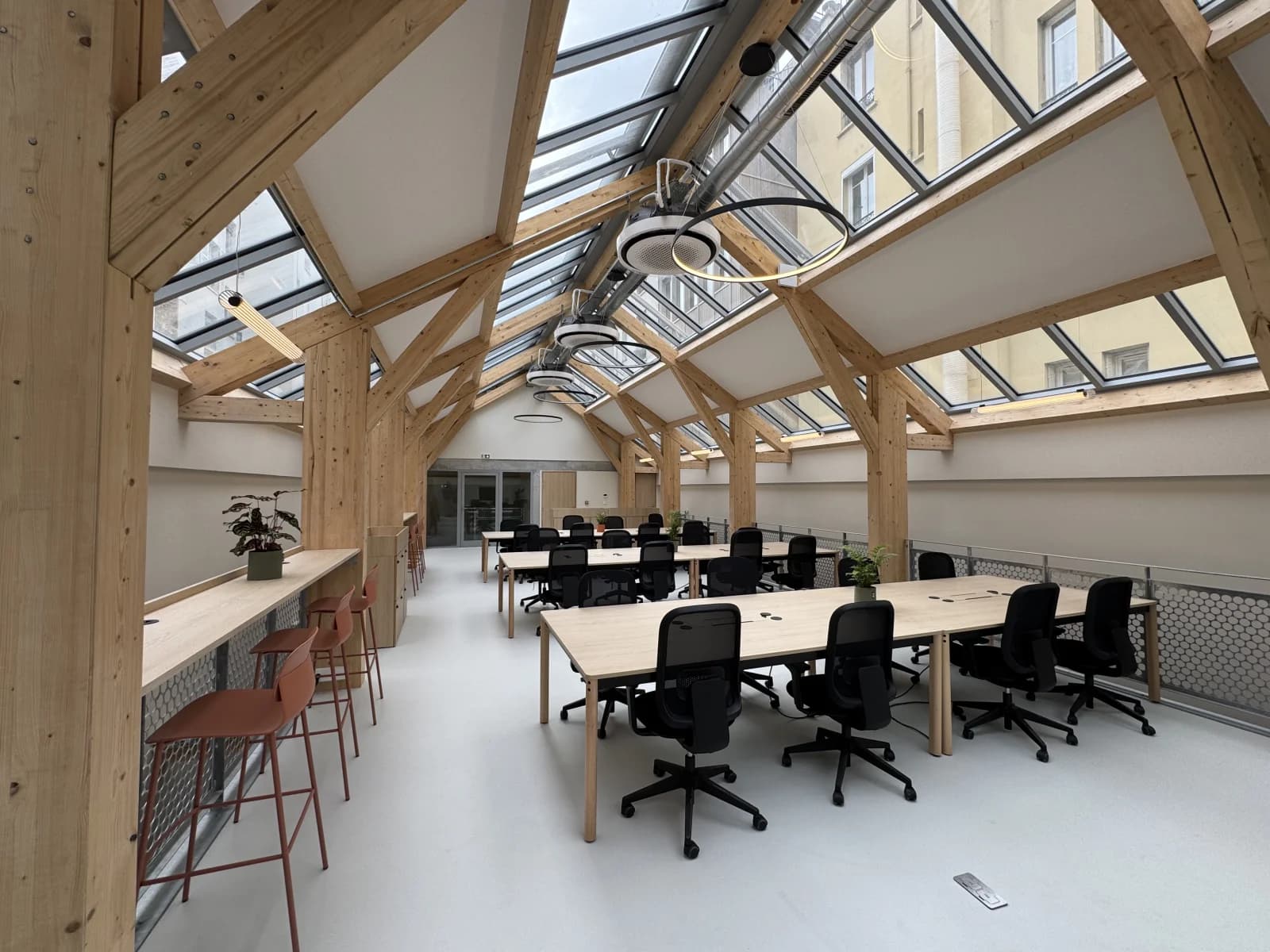 Space Offices with a large glass roof bathed in light - 1