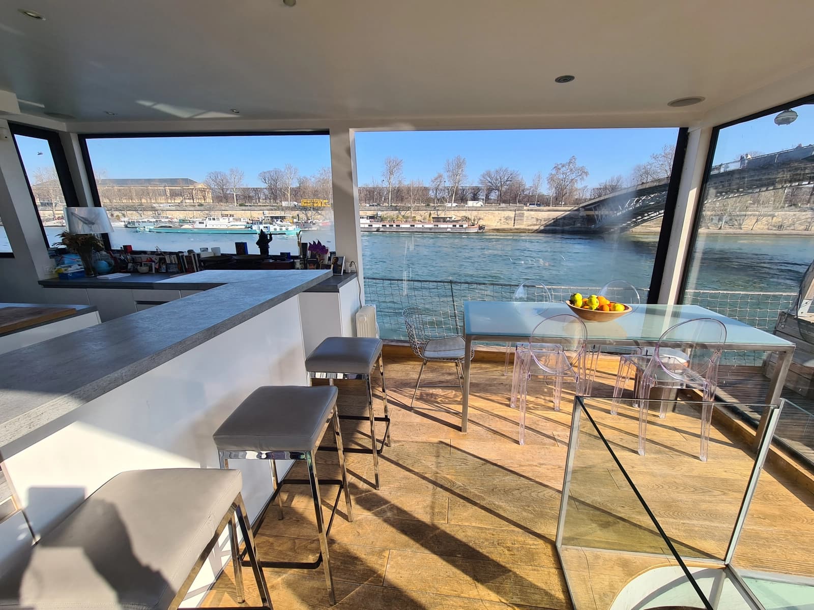 Péniche de charme amarrée au coeur de la vie parisienne