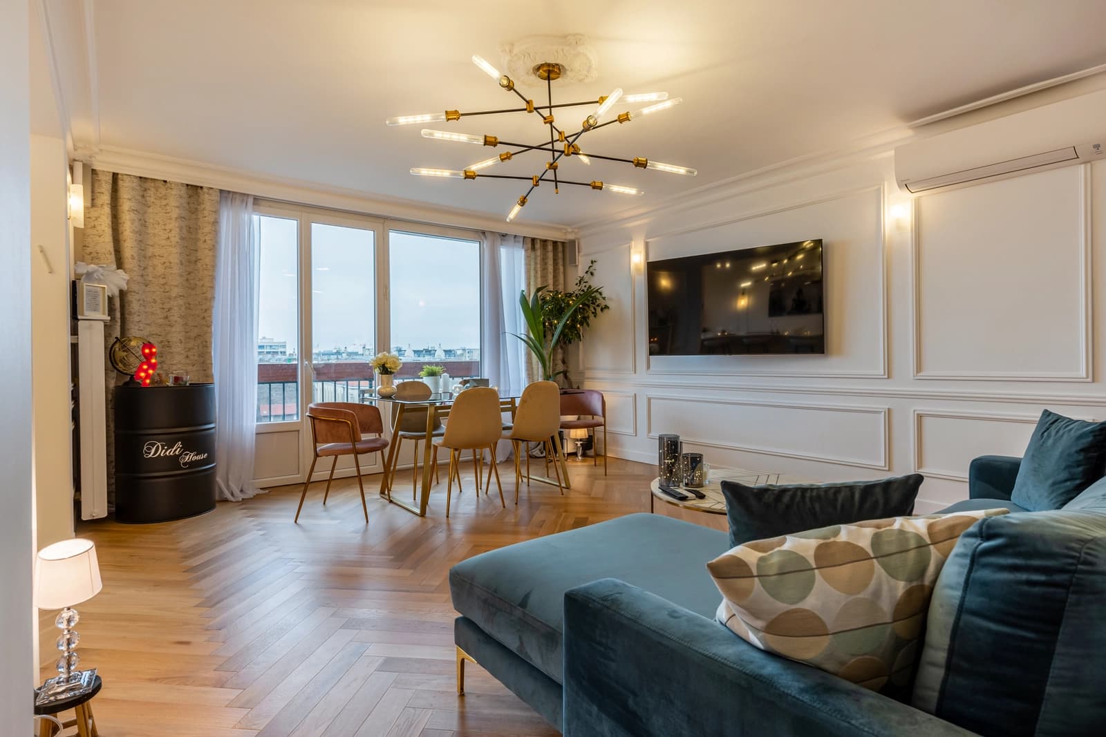 Living room in Beautiful apartment overlooking the canal st martin - 1