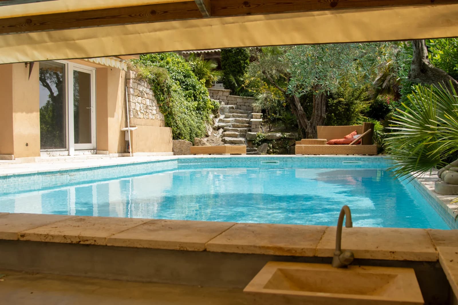 Space Neo-Provençal property in a gated estate - 2