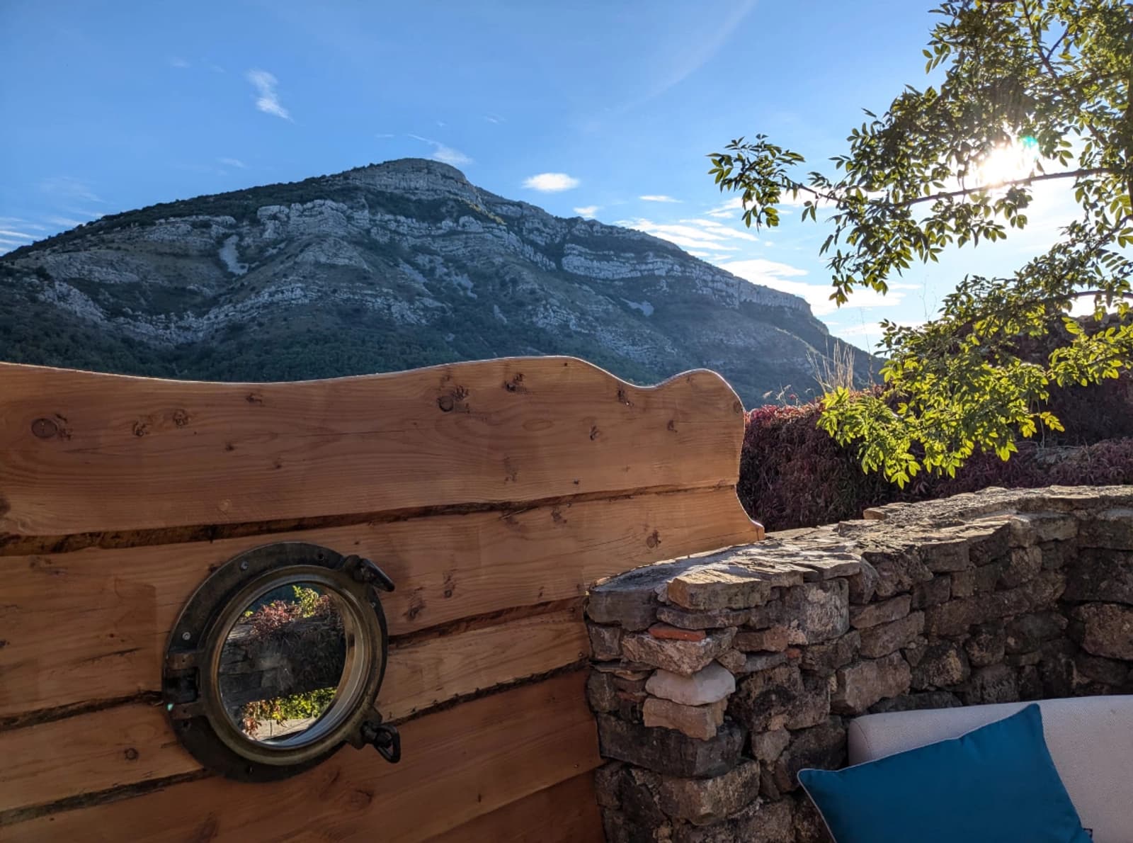 Espace Une yourte panoramique dans un ancien morceau de prieuré du XIIe siècle - 3