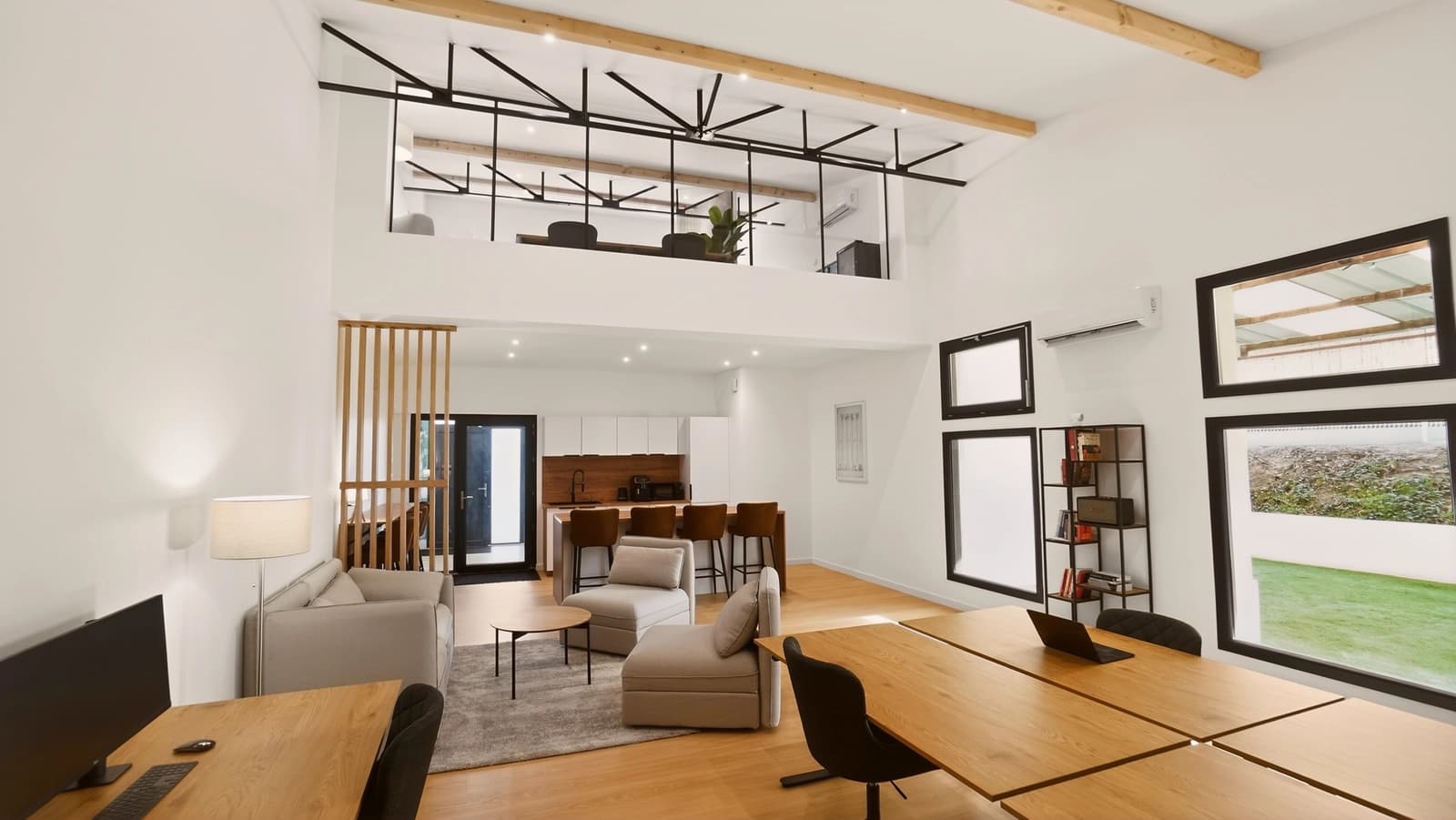 Espace Bureaux modernes esprit loft en bois - 0