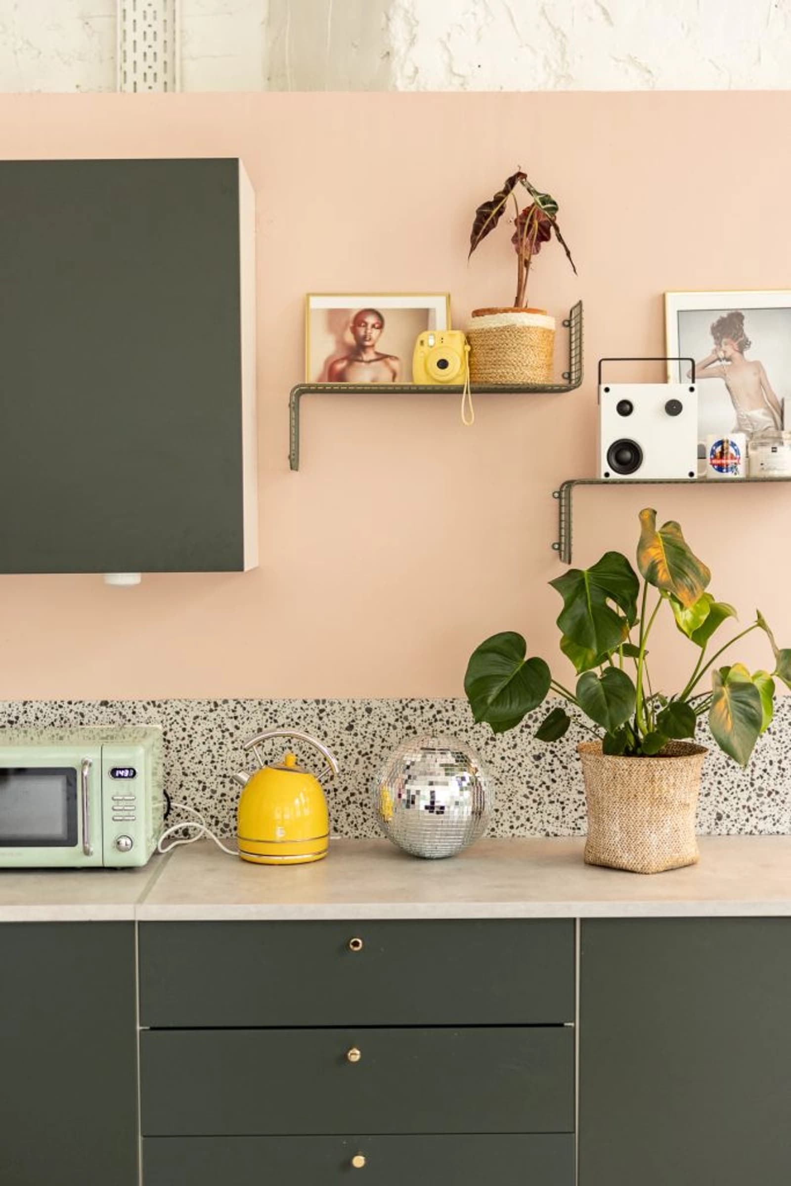 Space Bright photo studio with a touch of color - 4