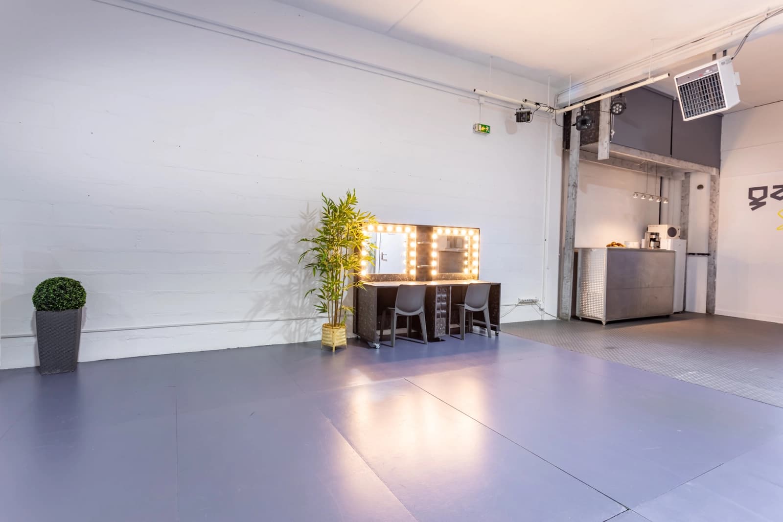 Espace Plateau de tournage professionnel sur fond blanc uni - 2