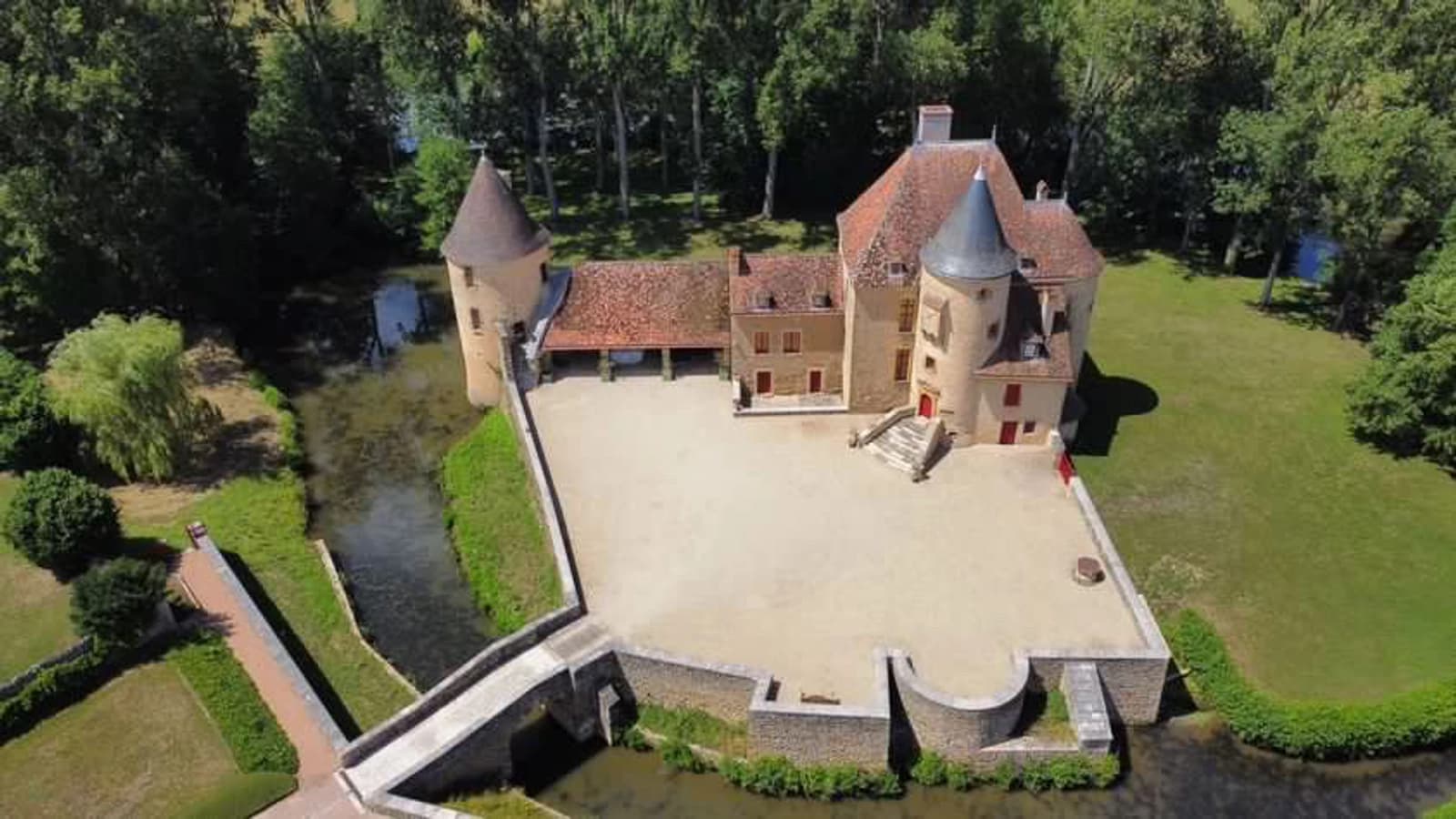 Space Chateau d'Anizy and riverside church with moat - 3