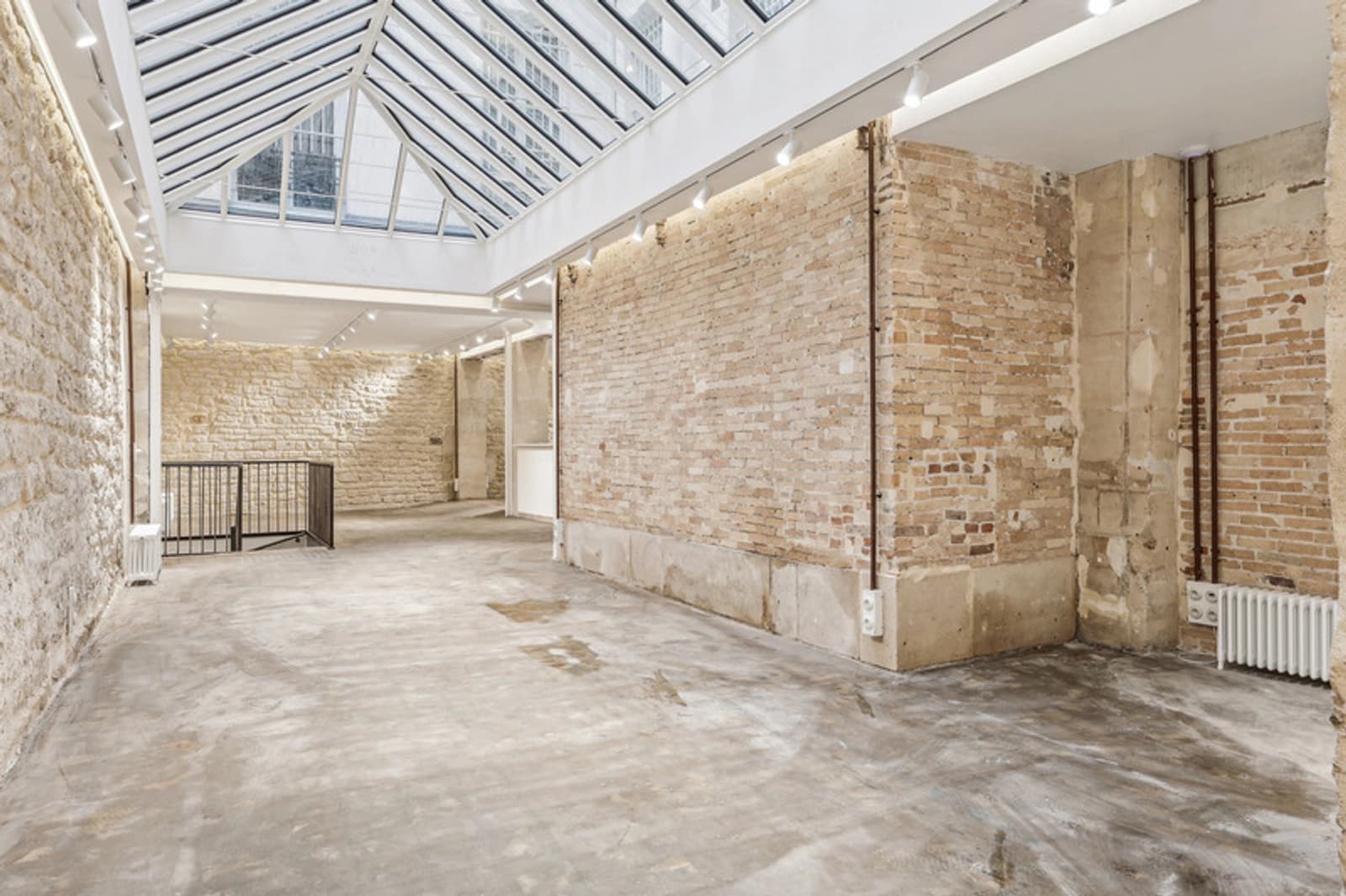 Espace Espace brute lumineux avec verrières - 5