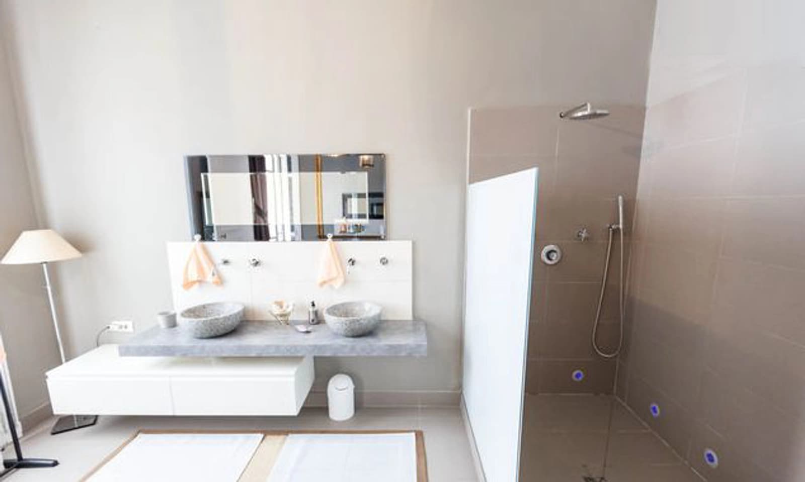 Space Apartment 200 m² in a prestigious Haussmannian building, living room 50 m², American-style kitchen with bar, parquet flooring, moldings, fireplaces, ceiling height 3.20 m - 5