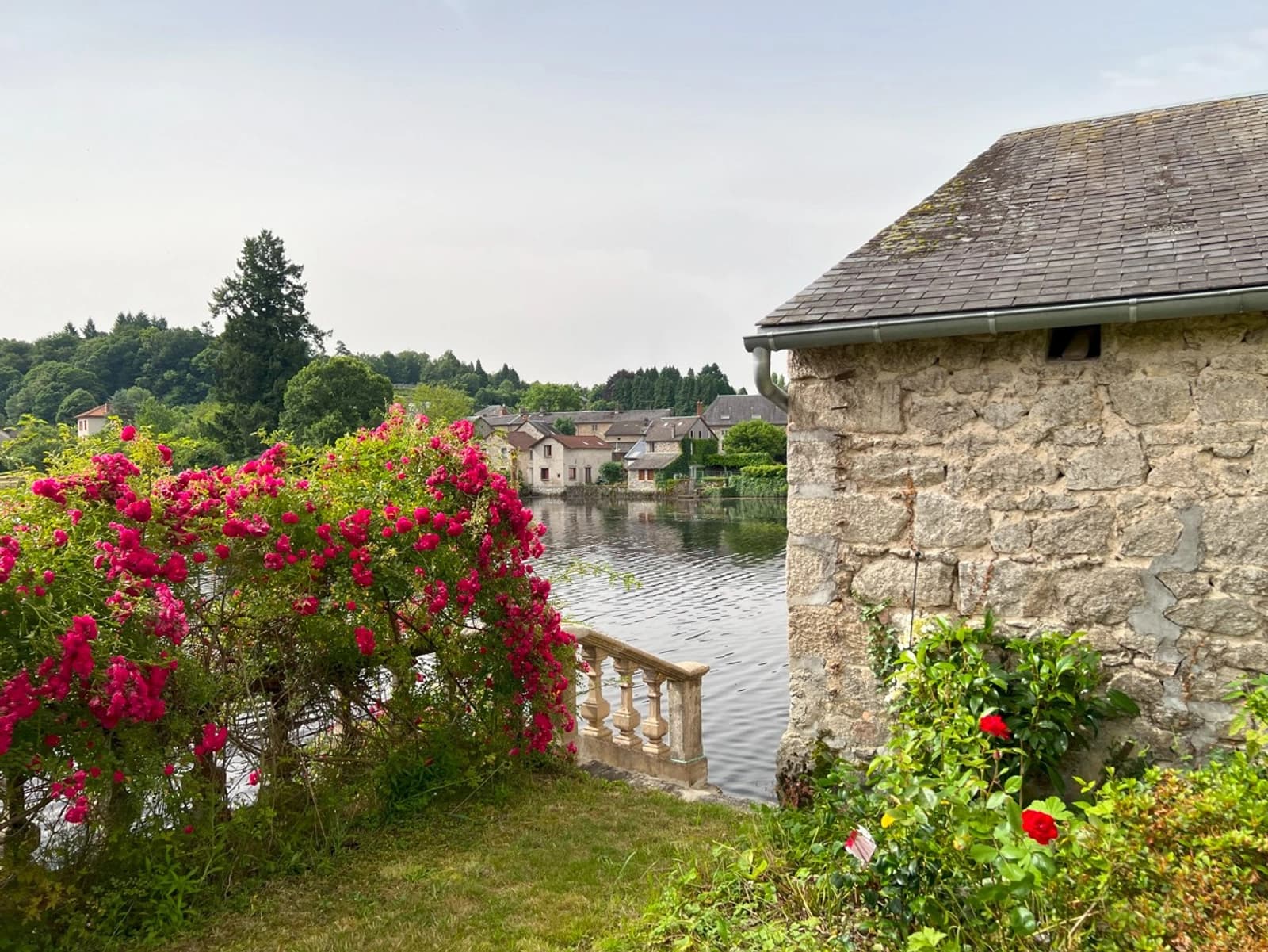 Space Old house with terrace on 7-hectare lake - 1