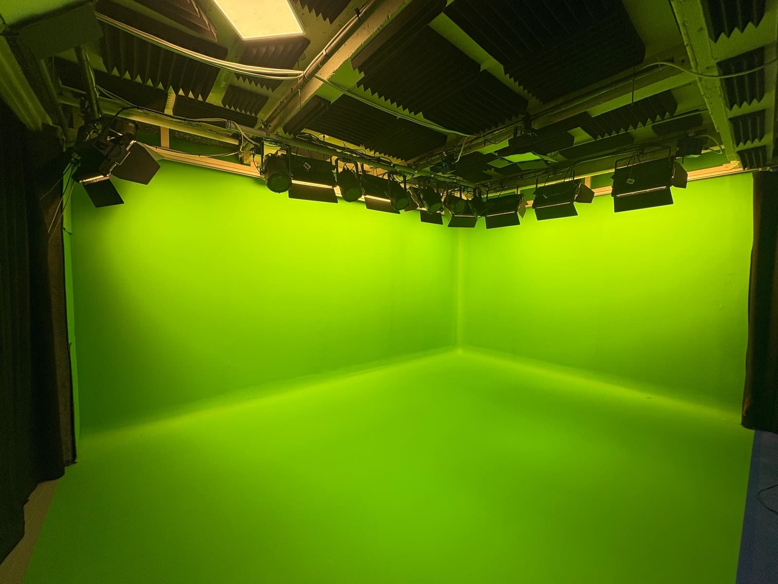 Espace Studio fond vert à Montmartre – Plateau vidéo 25 m² avec régie intégrée - 4