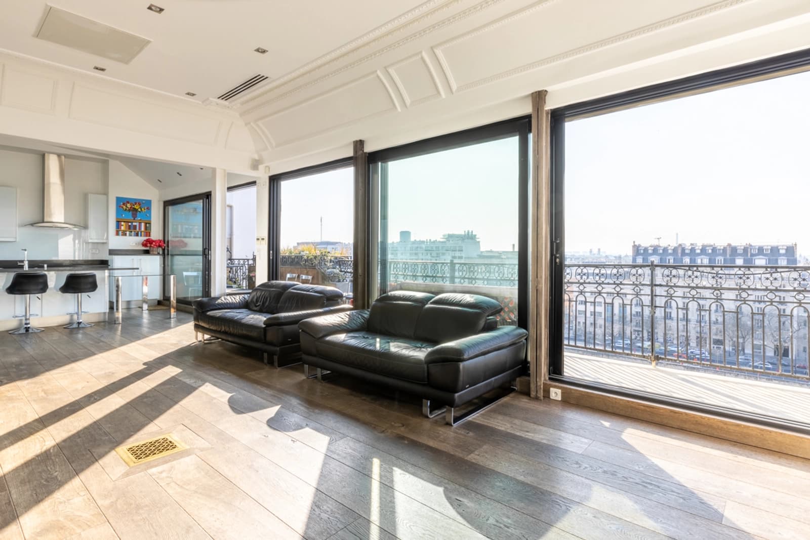 Space Rooftop Bastille Apartment - 5