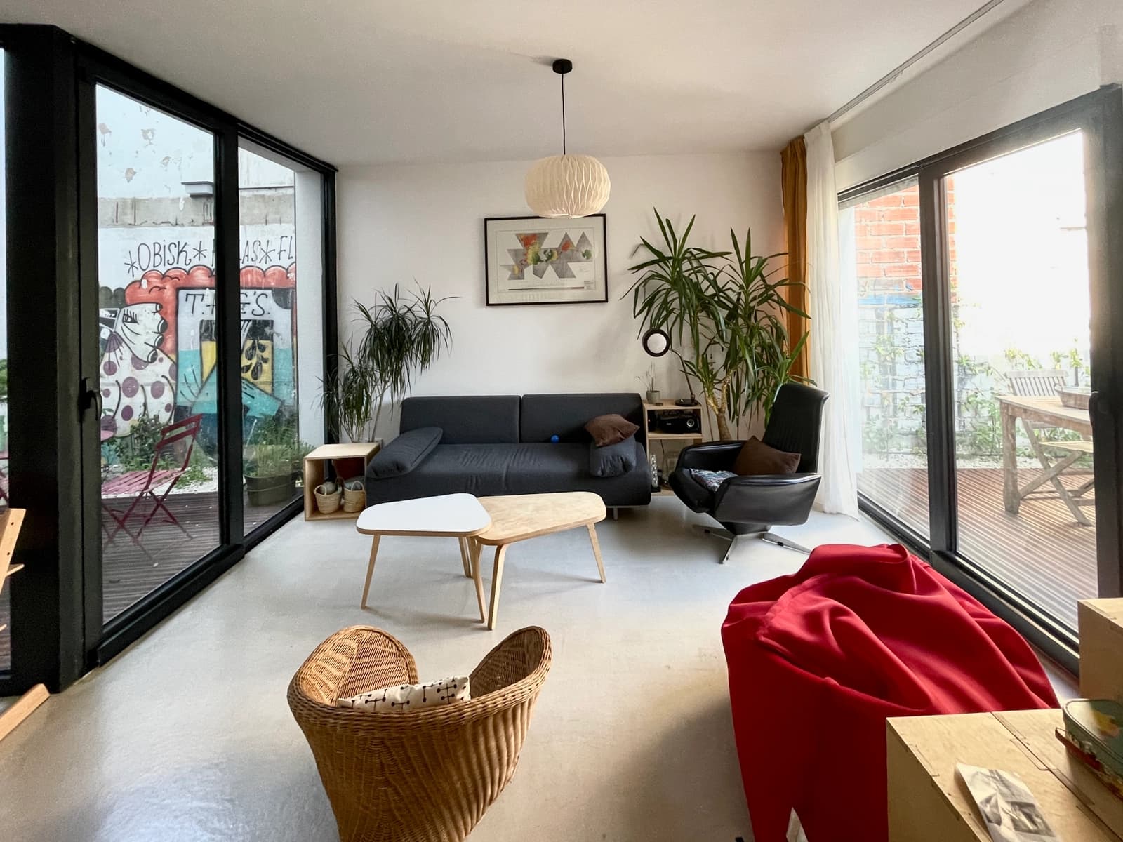 Space Bright architect-designed house with patio - 5