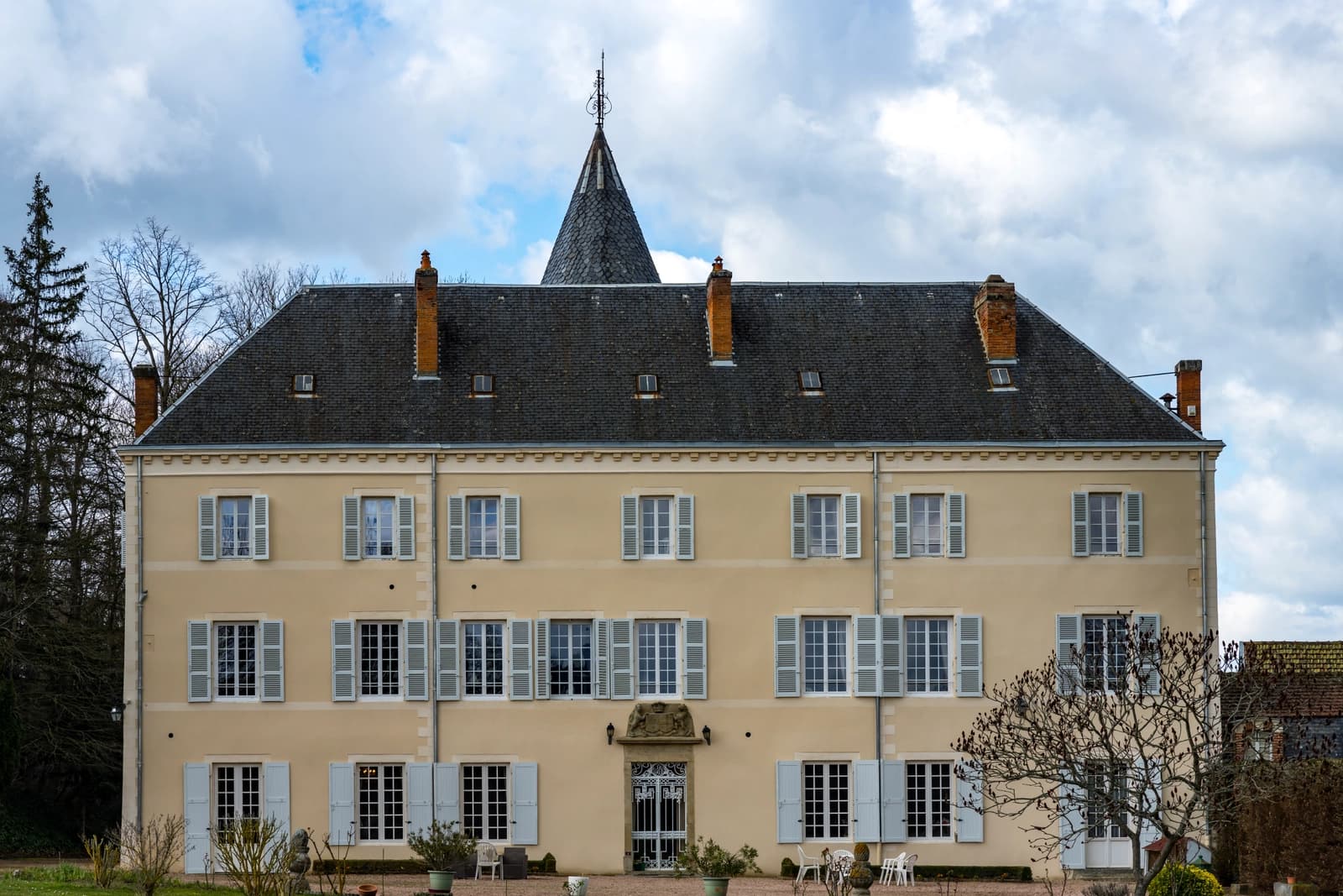 Space Classic-style château in Puy-de-Dôme for exterior filming, photo shoots, and events - 4
