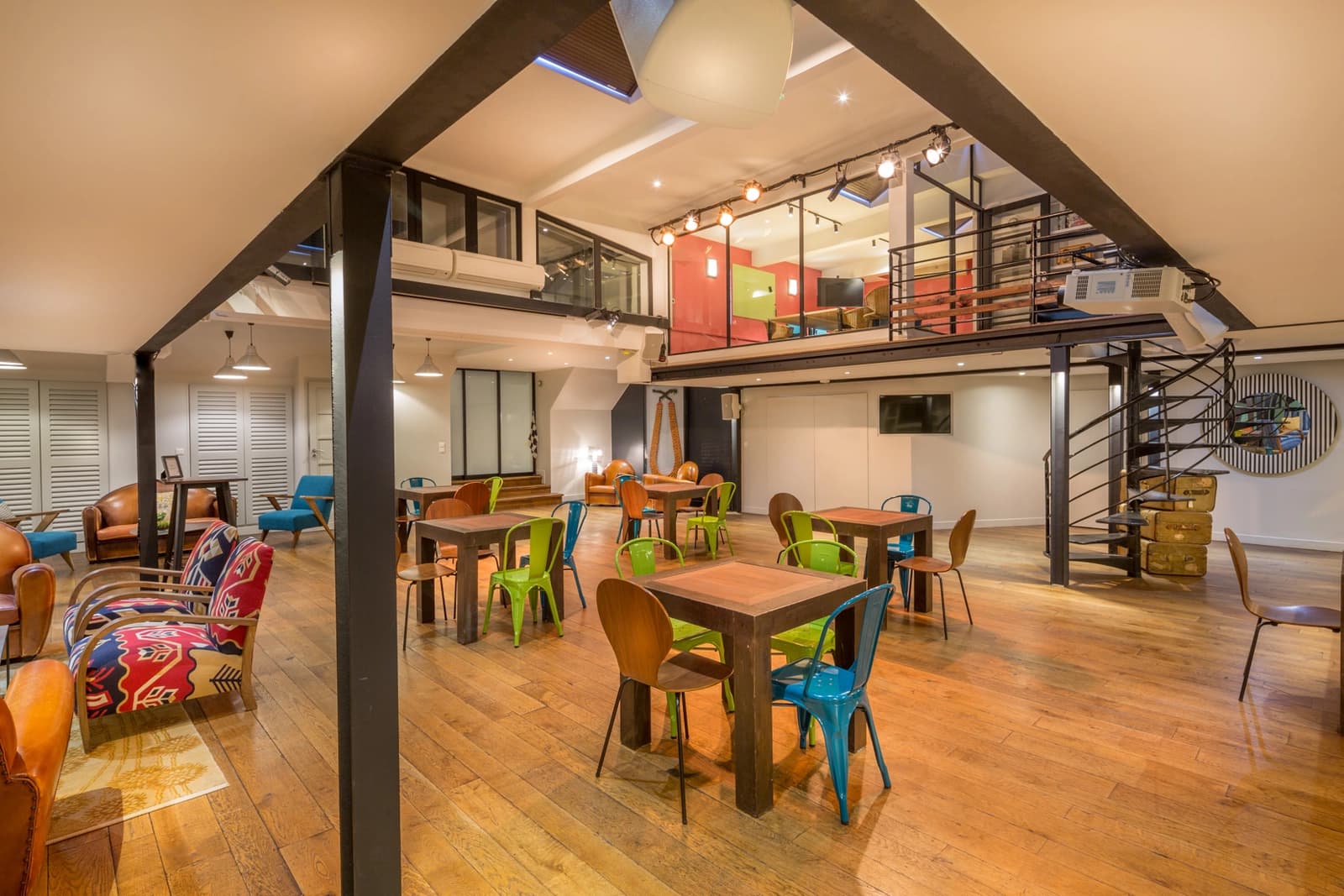 Space Unique and atypical 600m² loft in Paris - 5