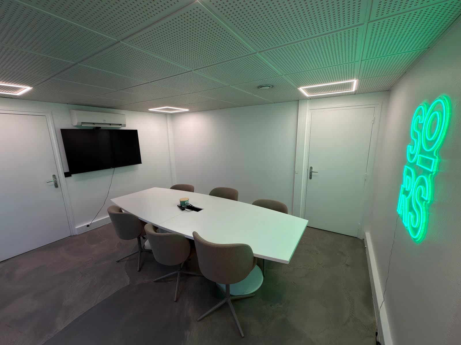 Space Equipped Green Meeting Room - 4