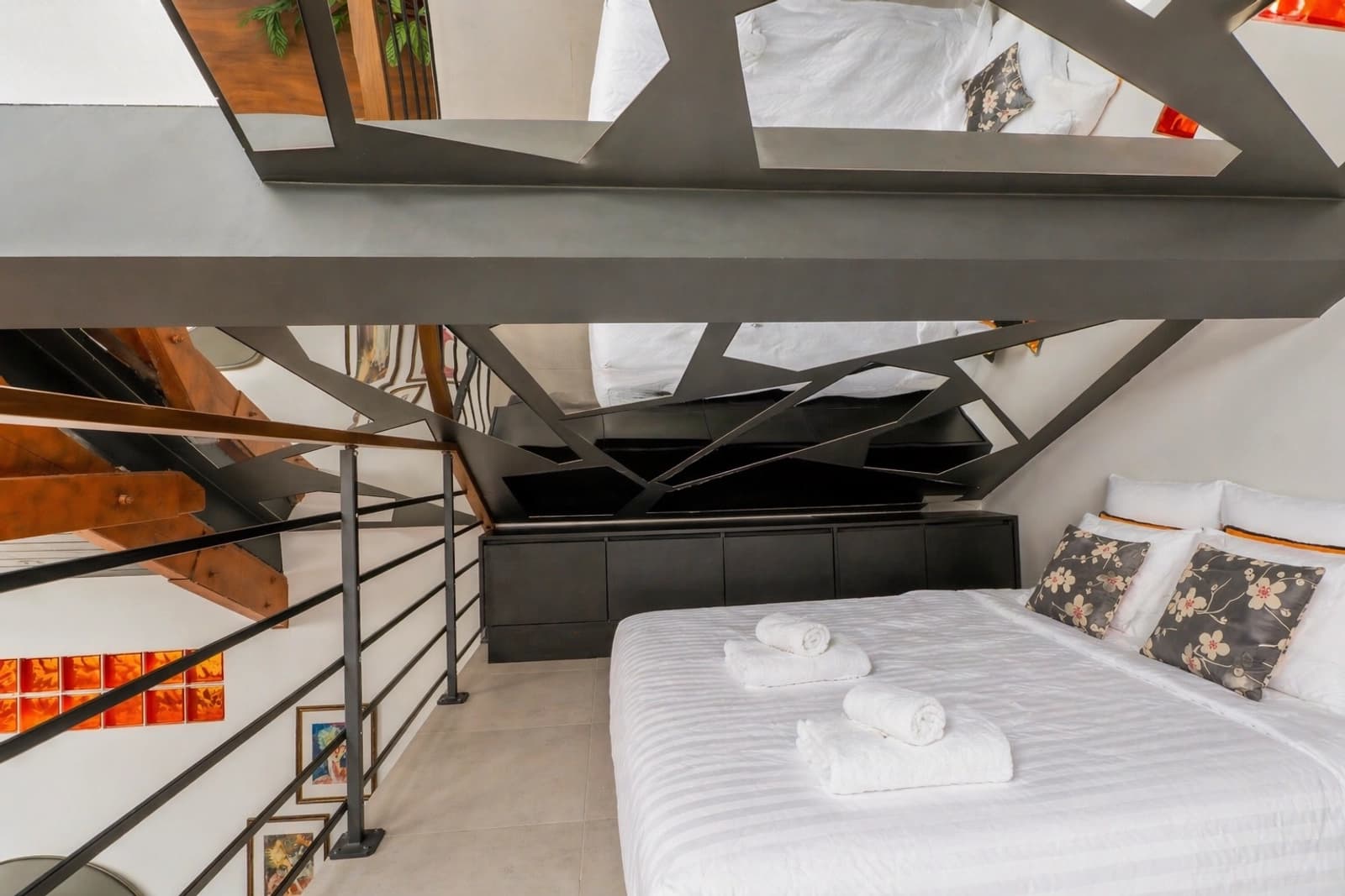 Space Loft with Asian and Moroccan influences - 4