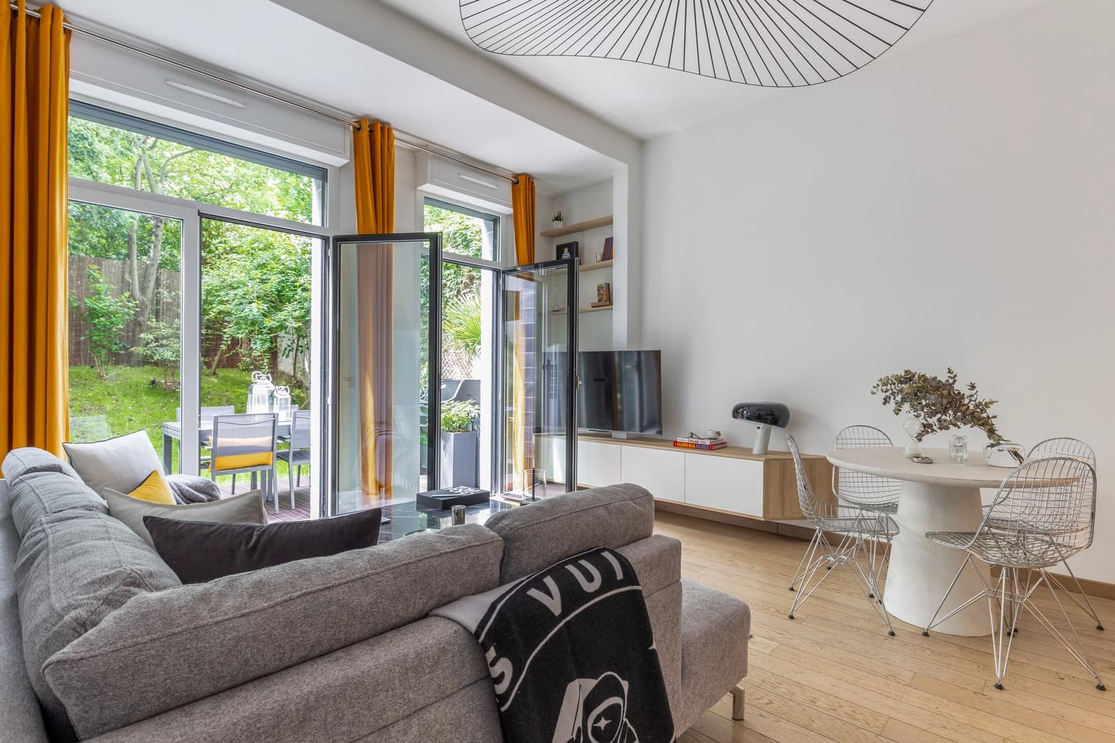 Living room in Cosy apartment with modern, well-cared-for decor - 1