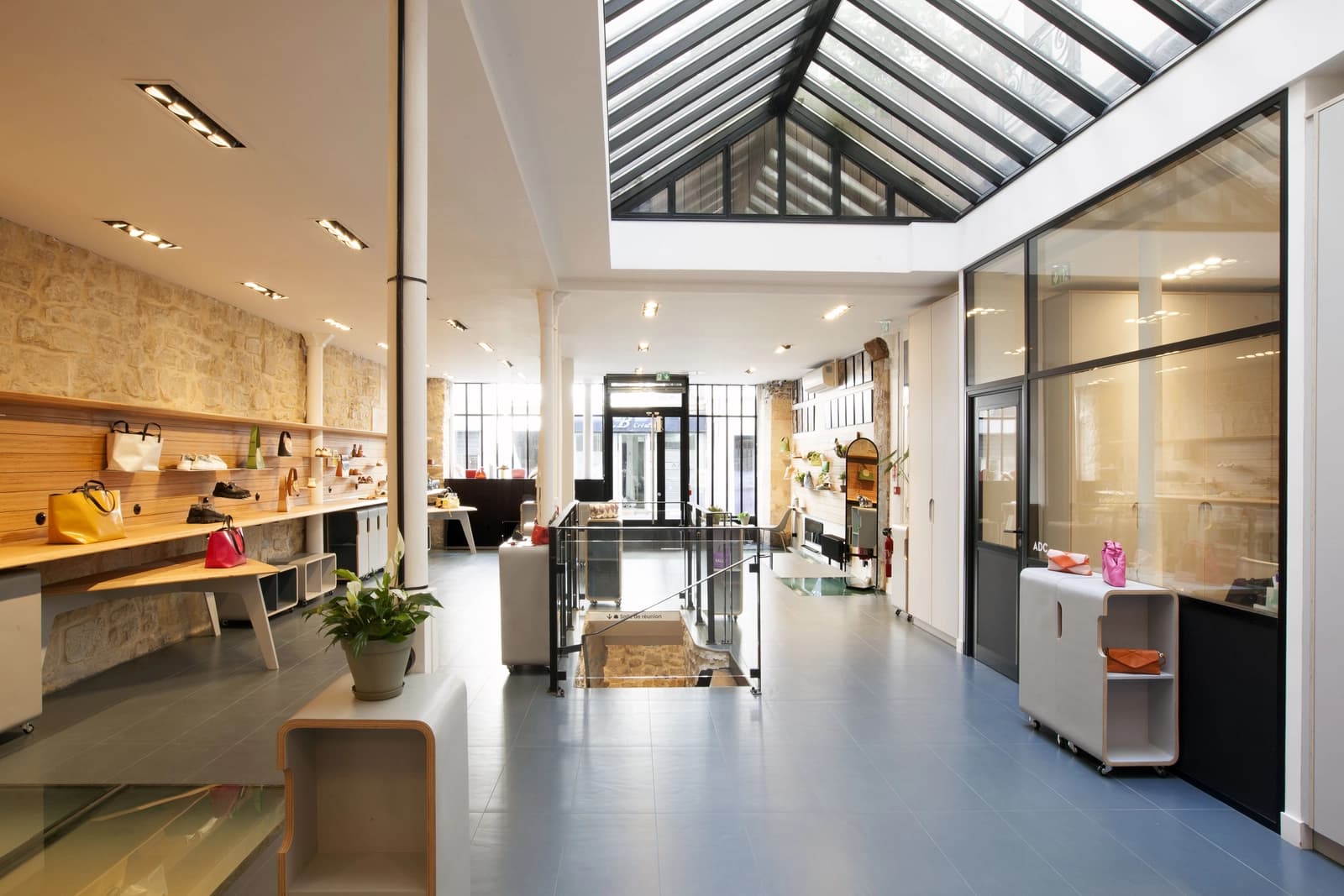 Espace Espace moderne et lumineux sous une grande verrière - 4