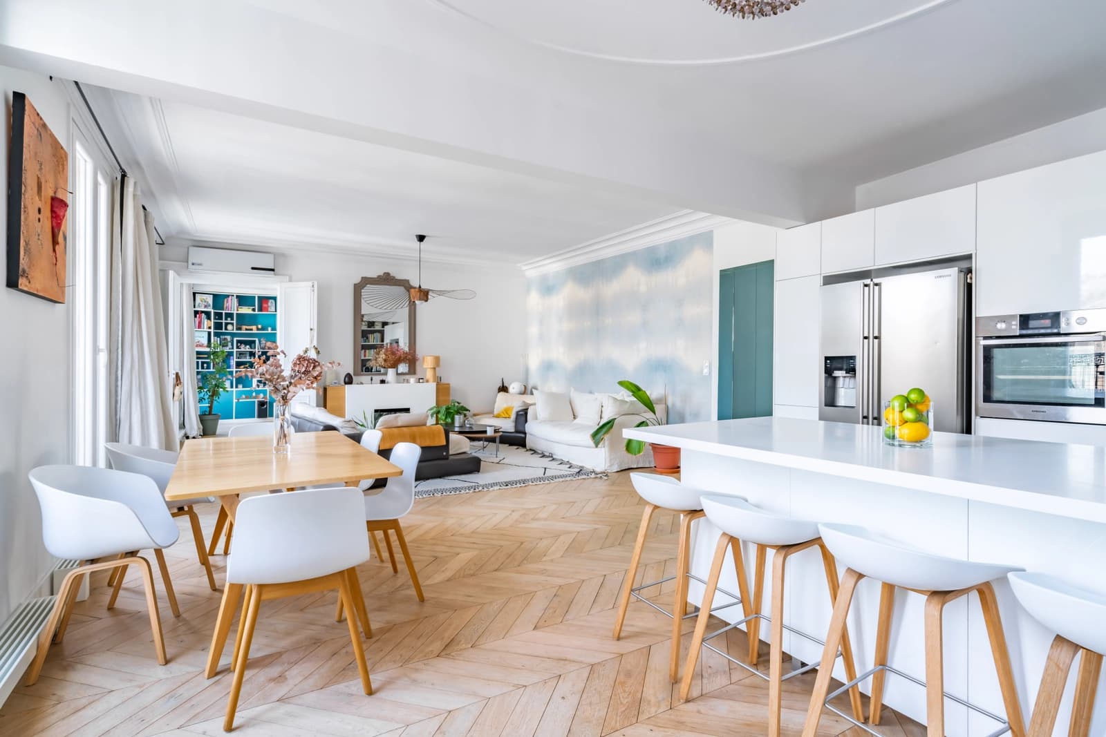 Espace Haussmannien de charme et son long balcon parisien typique - 5