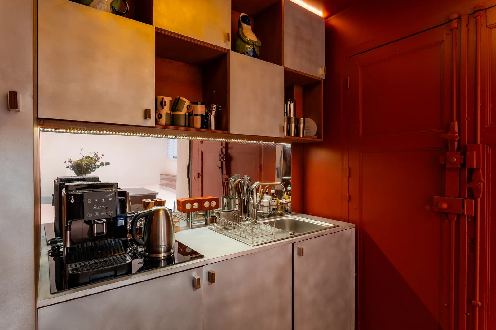 Space Room conceived by an artist in the heart of the 10th arrondissement - 2