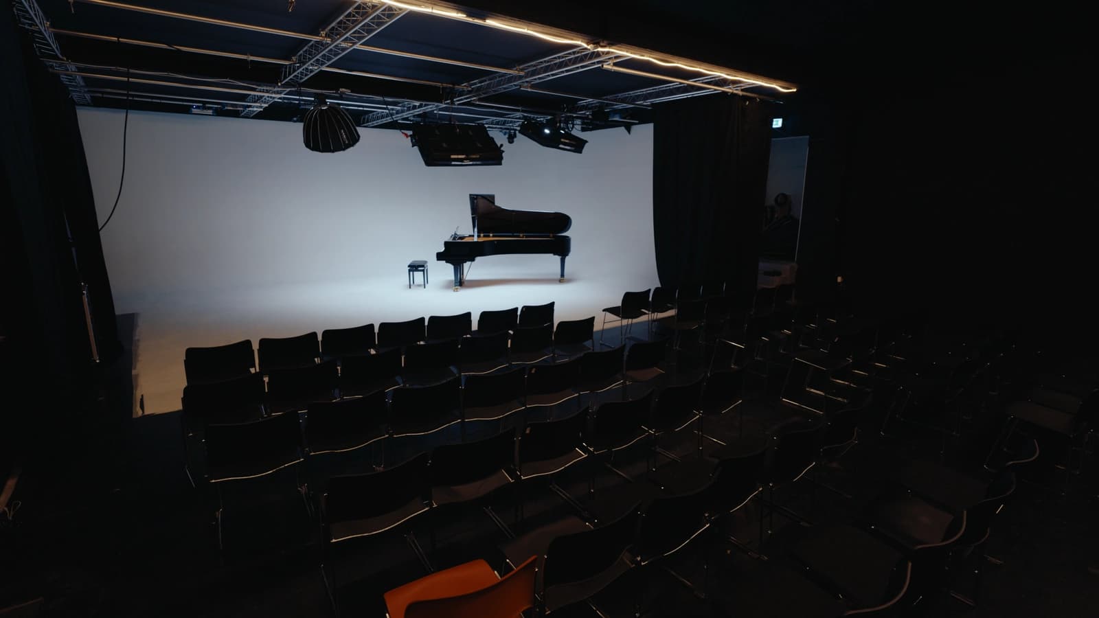 Space Large Video/Photo Shooting Stage with Two-Sided Cyclorama - 4