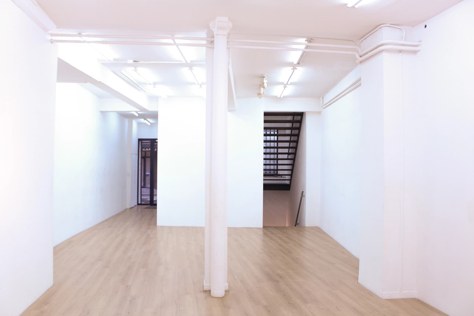 Espace Galerie modulable avec lumière naturelle et multiples perspectives de tournage - 4