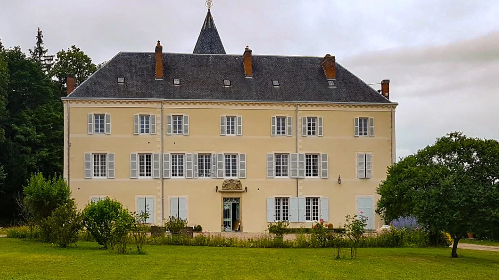 Space Classic-style château in Puy-de-Dôme for exterior filming, photo shoots, and events - 0