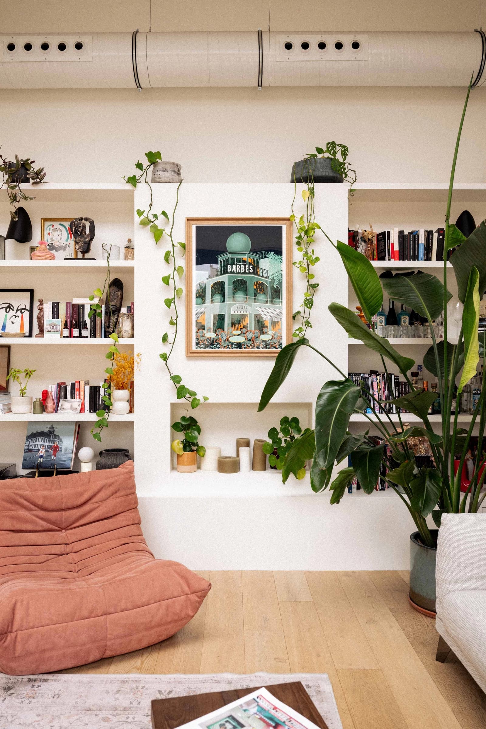 Space Atypical, uncluttered loft with lots of light - 1