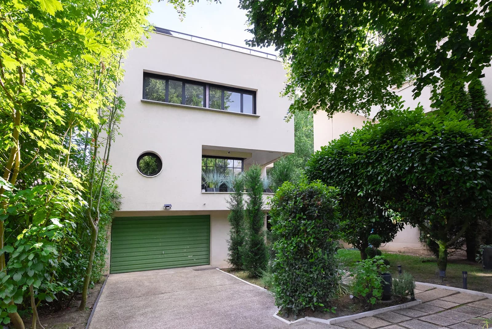 Space 90s-style house - 2