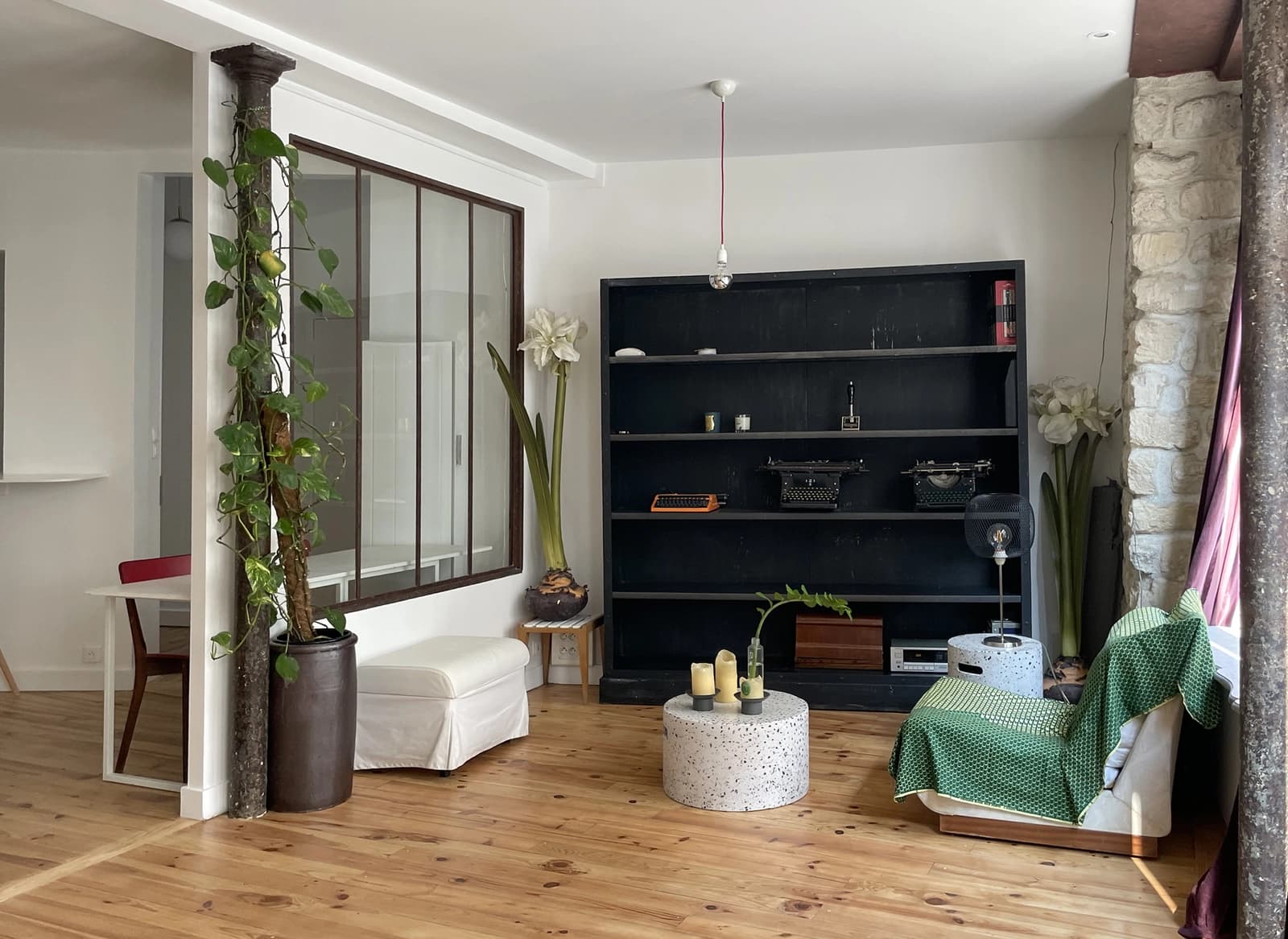 Living room in Store at Saint-Paul in Le Marais, Paris - 1