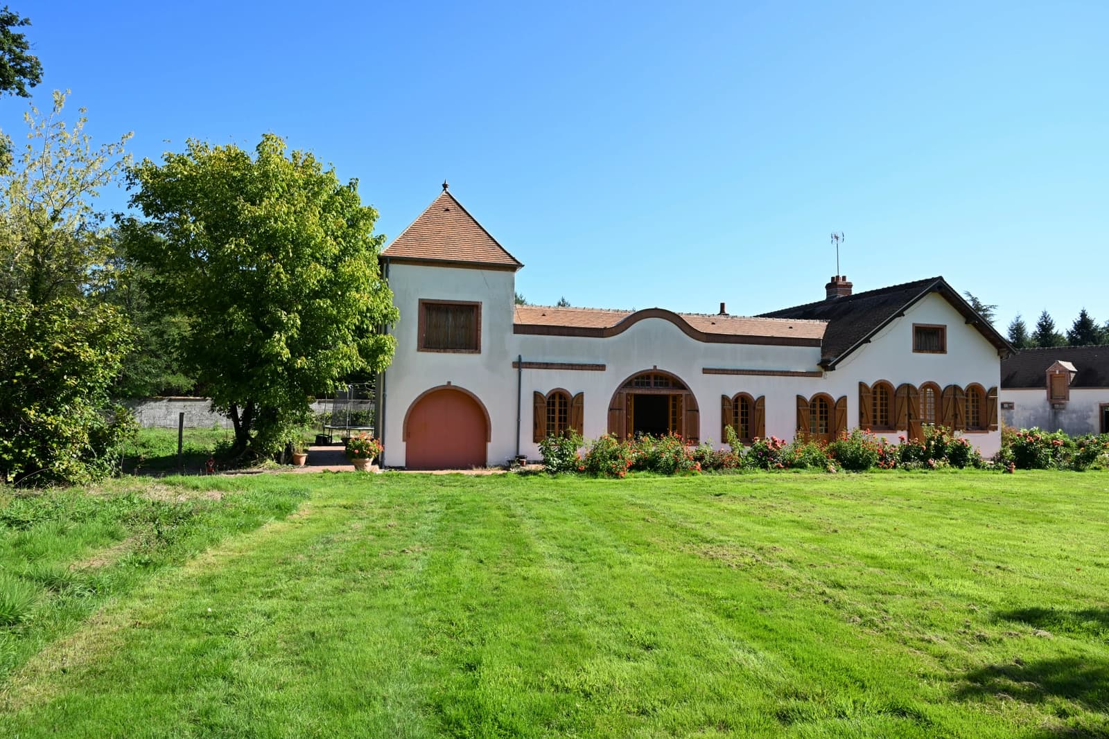 Space Large house with woods, pond and barn - 2