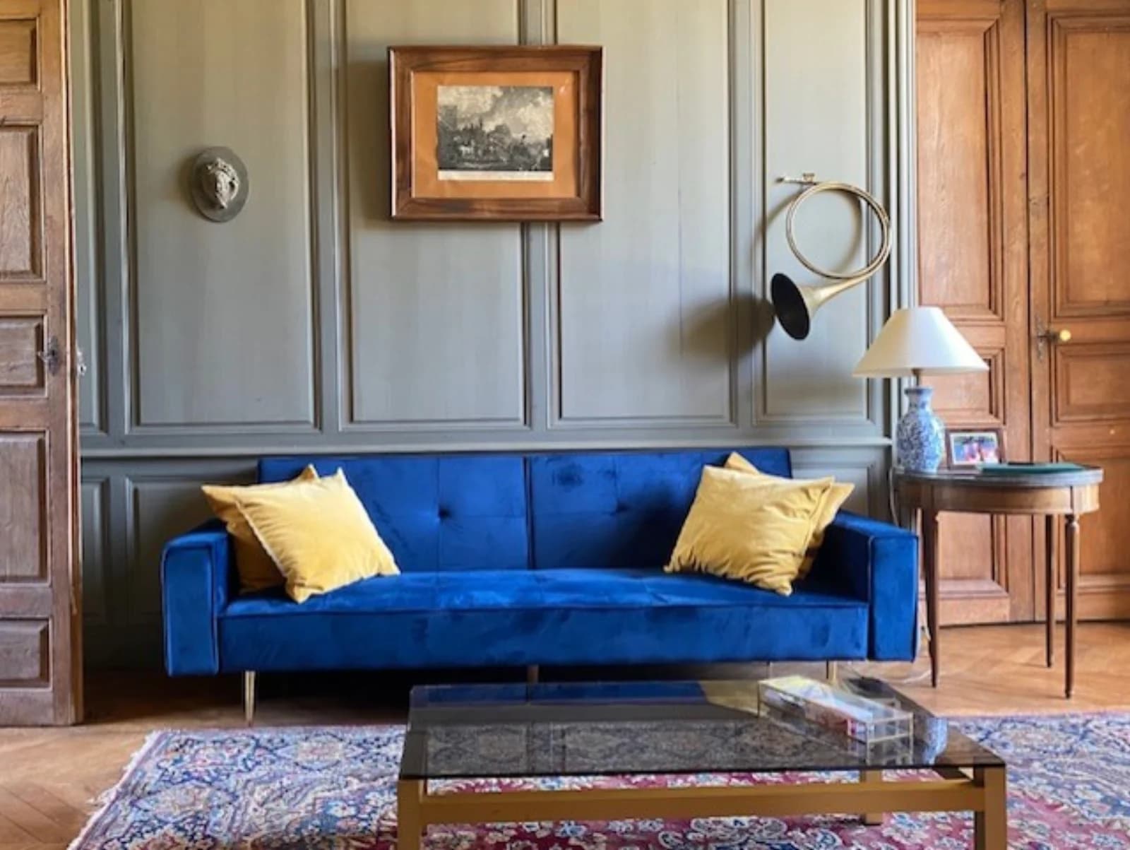 Living room in Château - 200km from Paris - 1