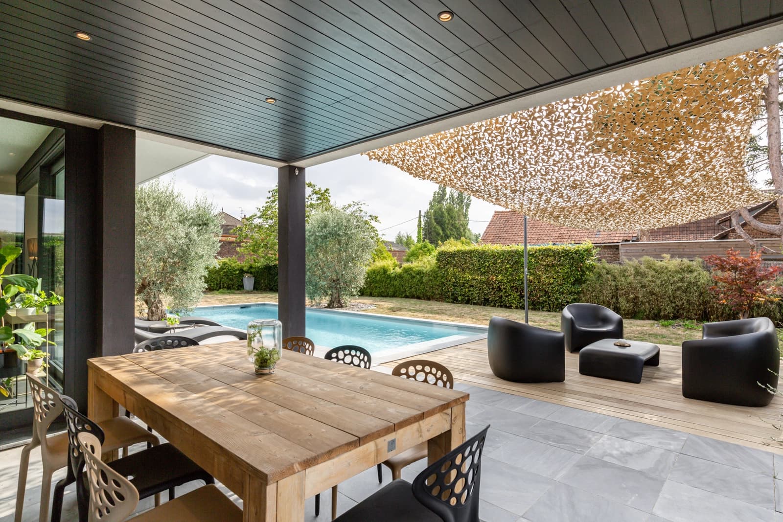 Comedor en Espacio moderno abierto al jardín con piscina. - 1