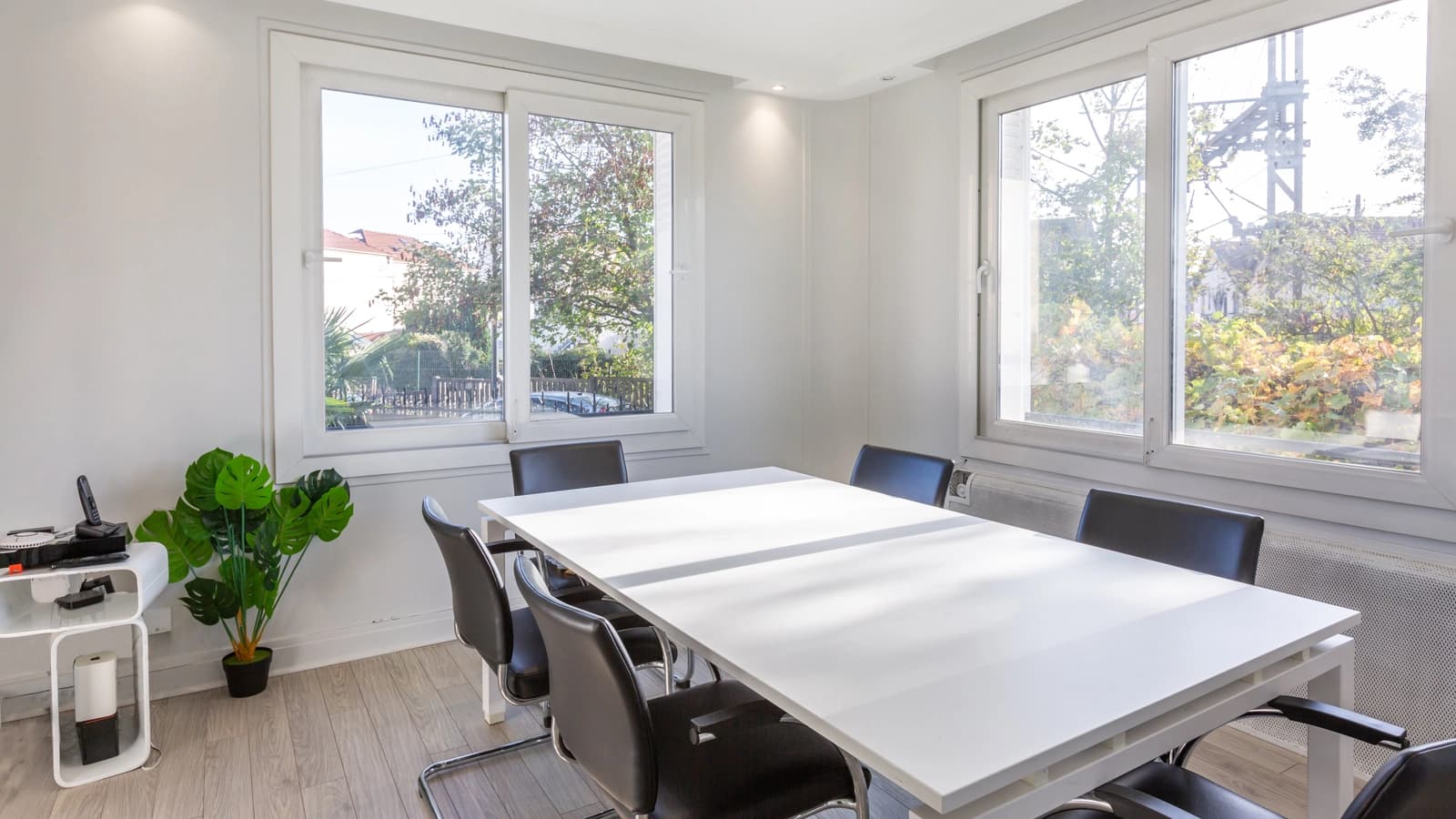 Meeting room in House with garden and parking for office use - 0