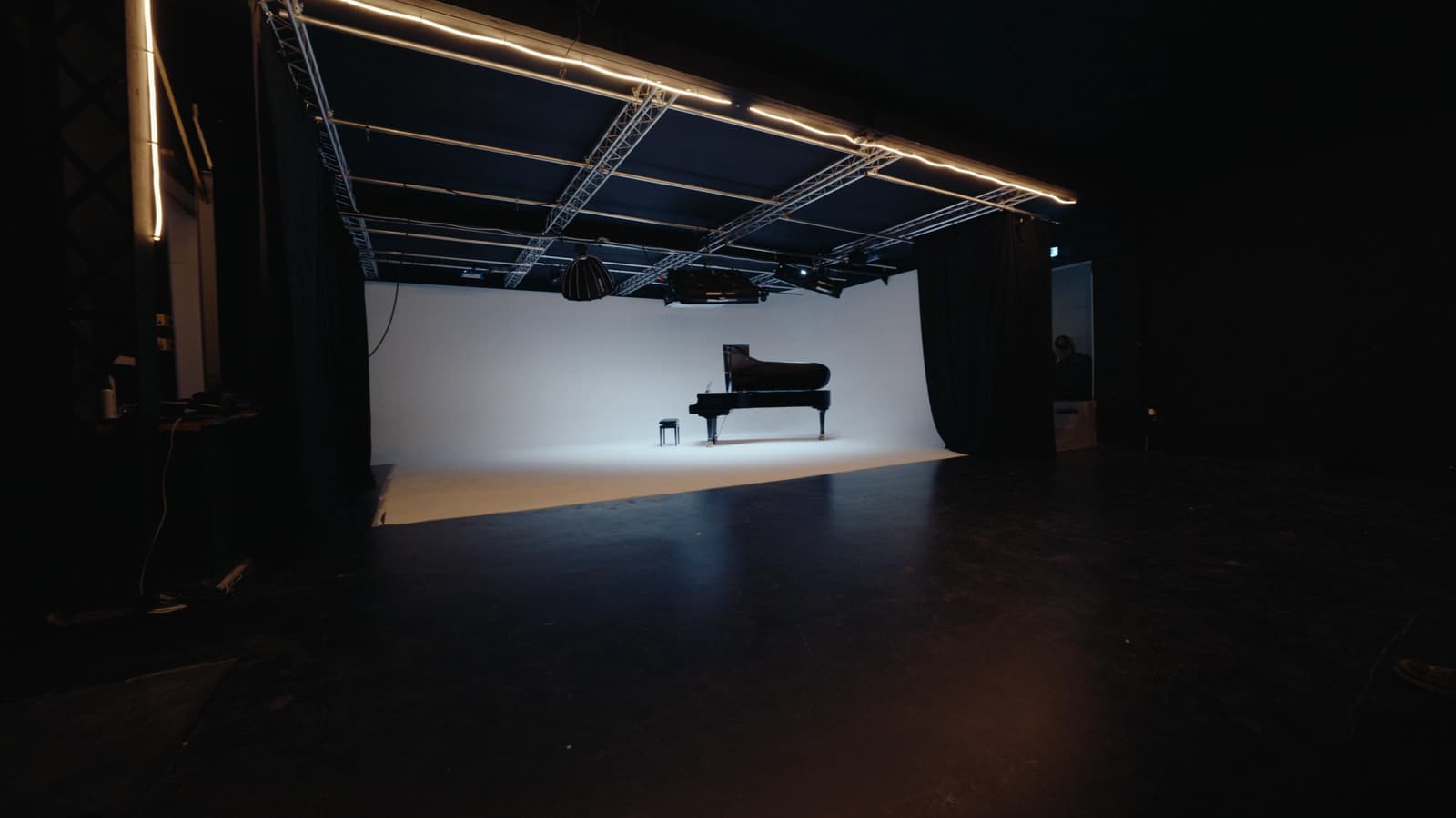 Space Large Video/Photo Shooting Stage with Two-Sided Cyclorama - 5
